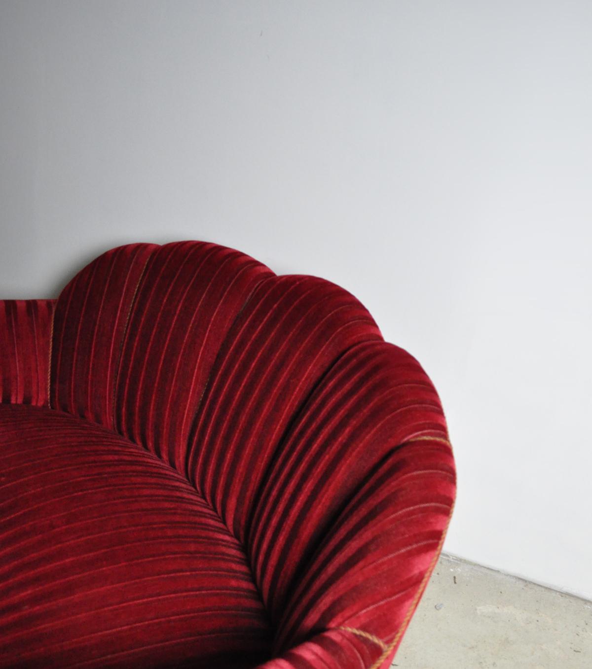 Geschwungenes Sofa aus den 1930er Jahren mit Originalpolsterung 1