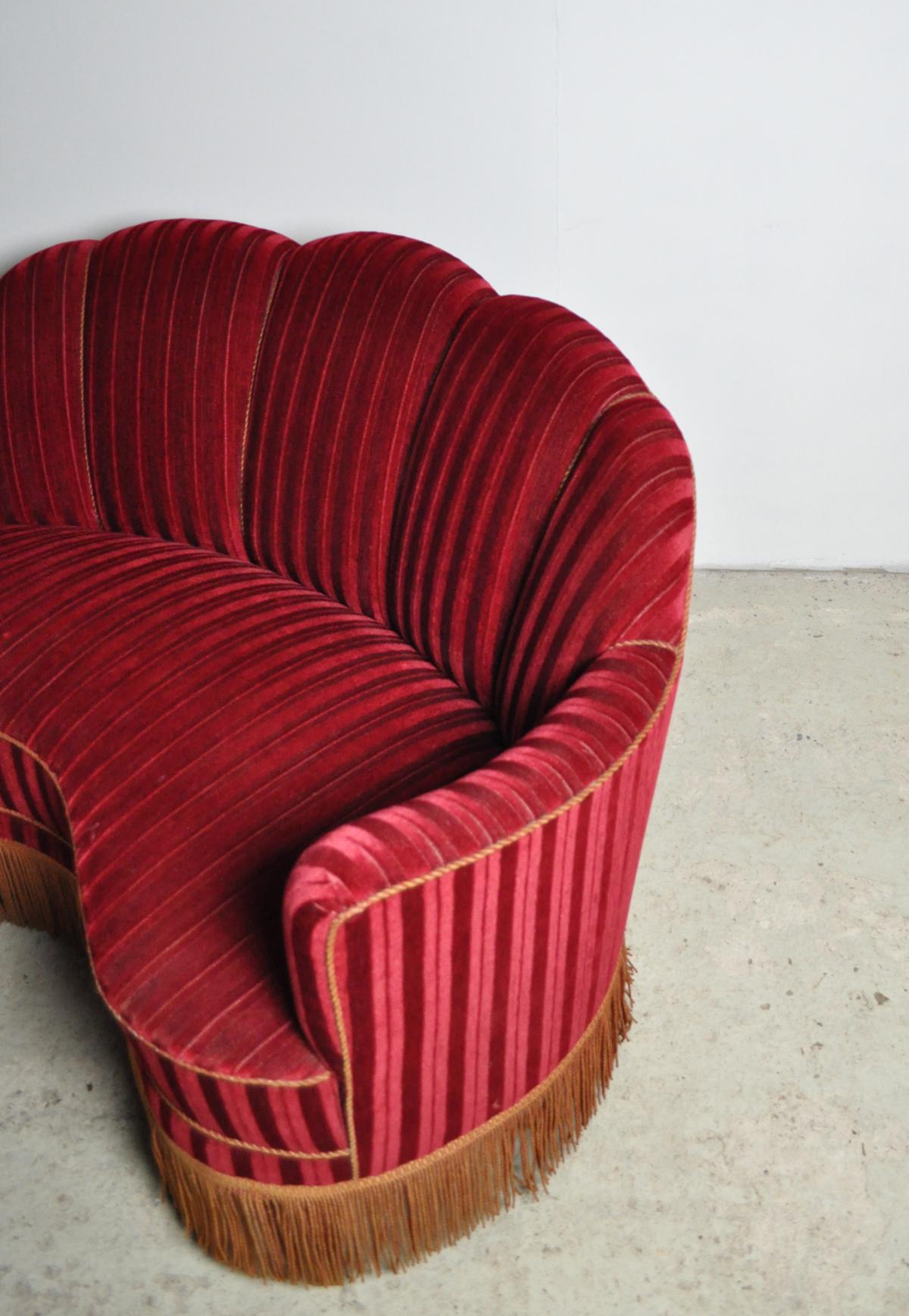 Geschwungenes Sofa aus den 1930er Jahren mit Originalpolsterung 2