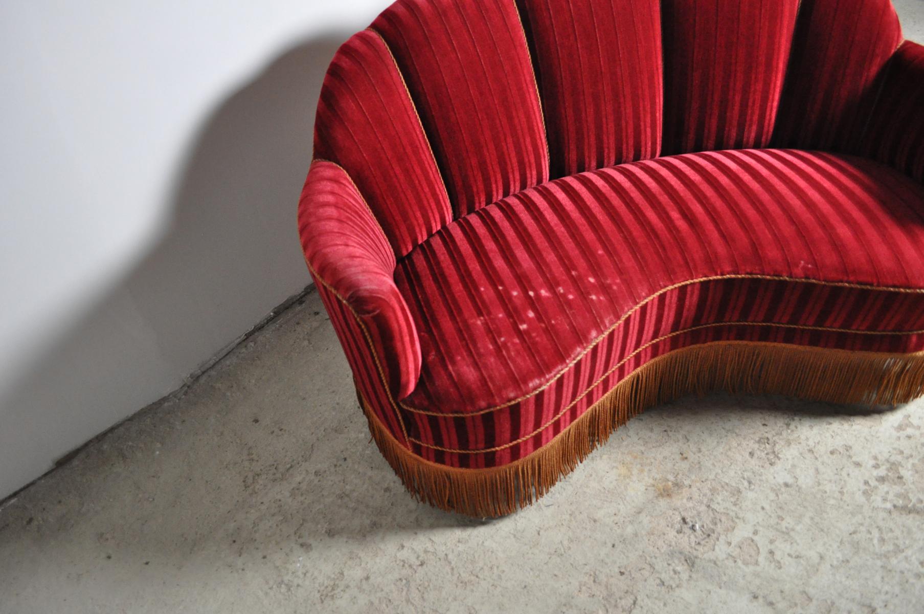 Geschwungenes Sofa aus den 1930er Jahren mit Originalpolsterung 3