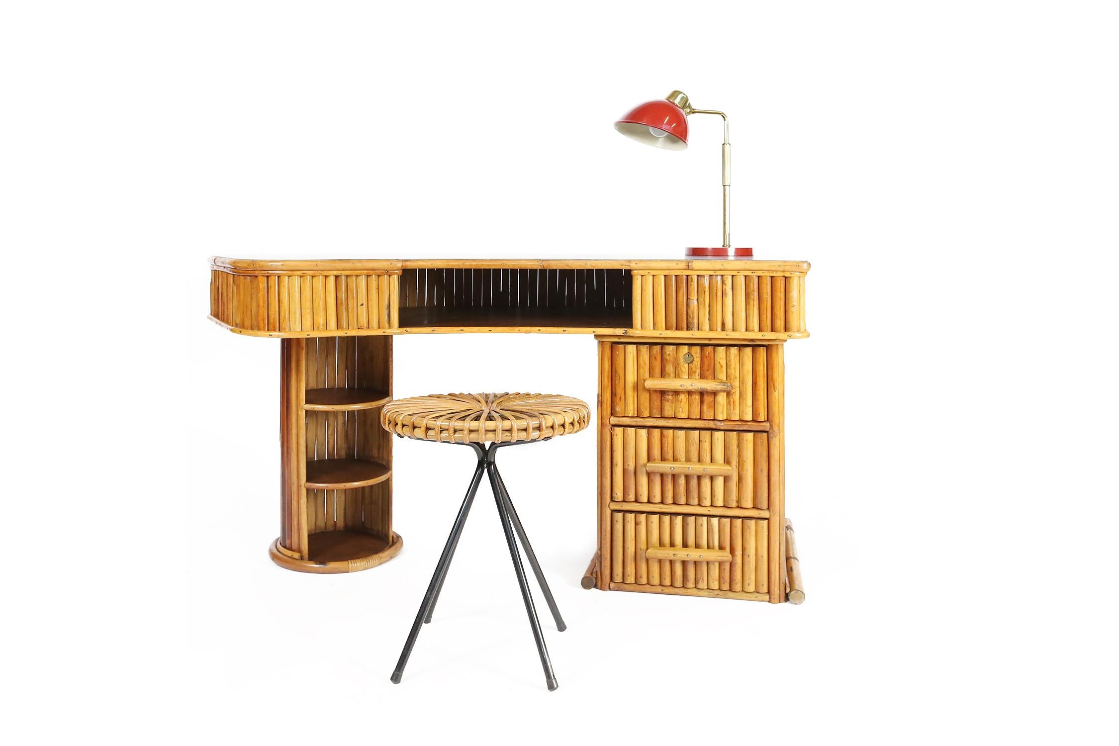 Restaurierter französischer Bambusschreibtisch mit drei seitlichen Schubladen. Der Schreibtisch hat eine geschwungene Formica-Platte und ist elegant mit einzigartigen Details konstruiert.
 