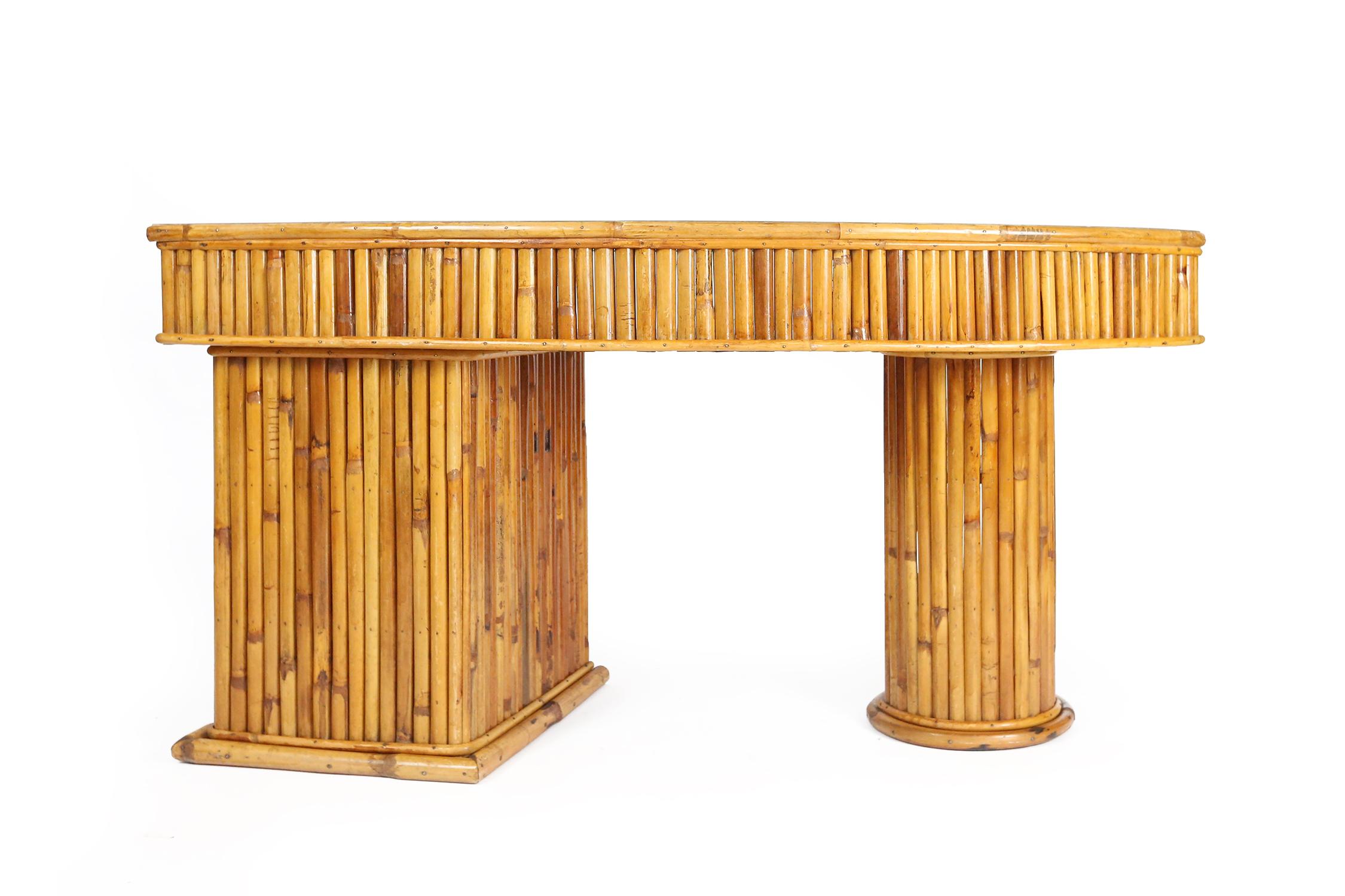 Geschwungener französischer Bambus-Schreibtisch aus den 1950er Jahren (Moderne der Mitte des Jahrhunderts) im Angebot