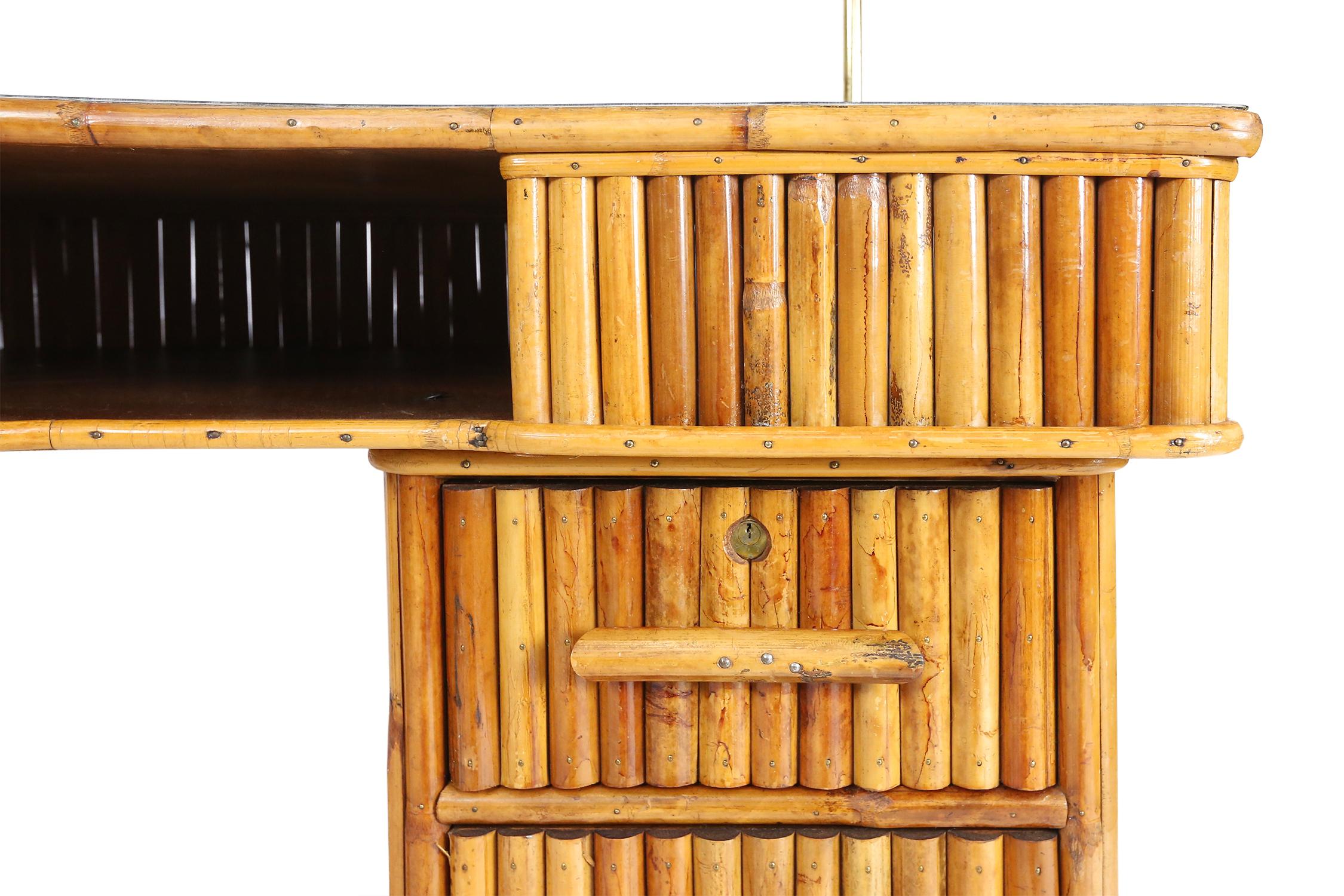 Geschwungener französischer Bambus-Schreibtisch aus den 1950er Jahren (Mitte des 20. Jahrhunderts) im Angebot