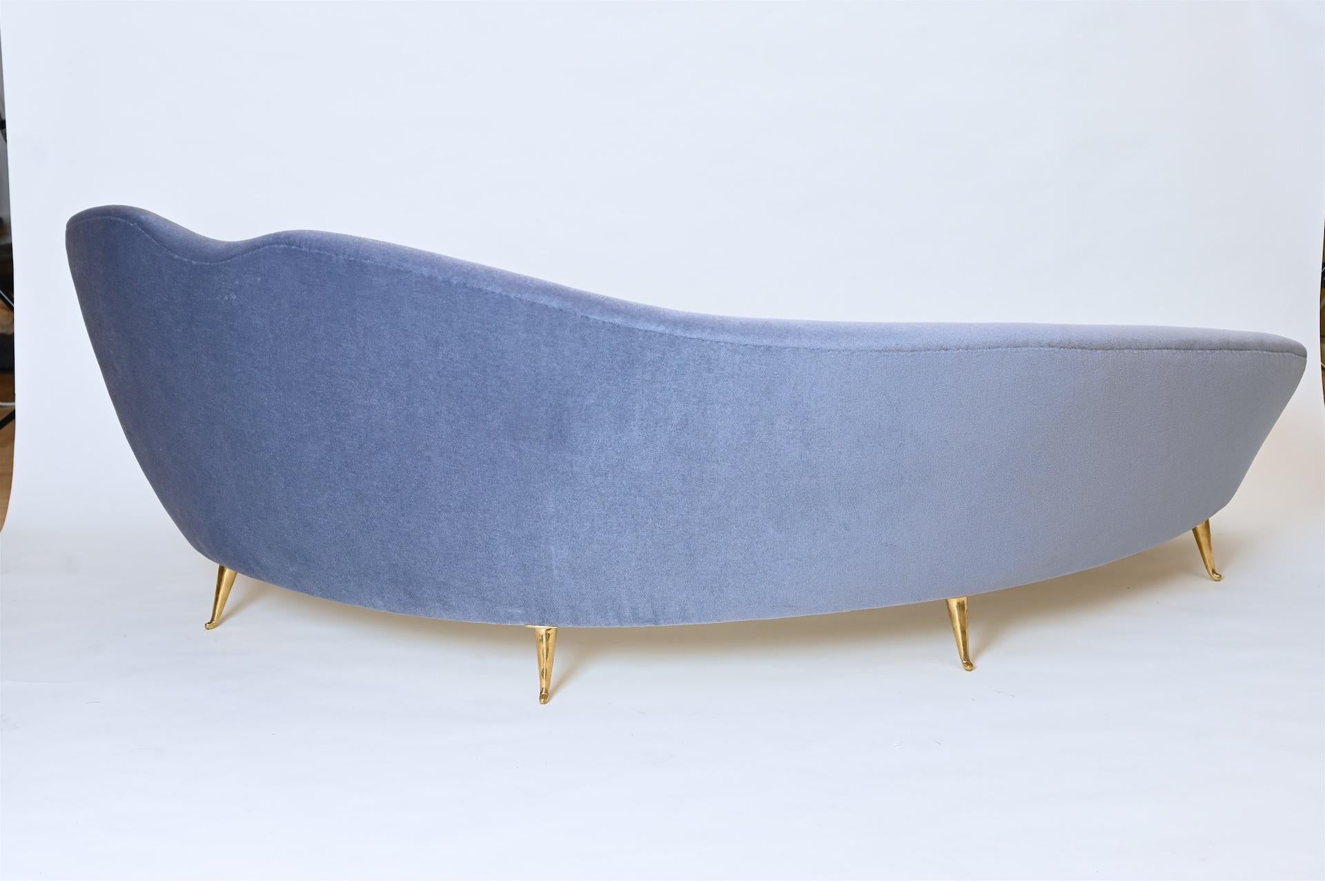 Mid-Century Modern Curved 1950s Italian sofa by Federico Munari