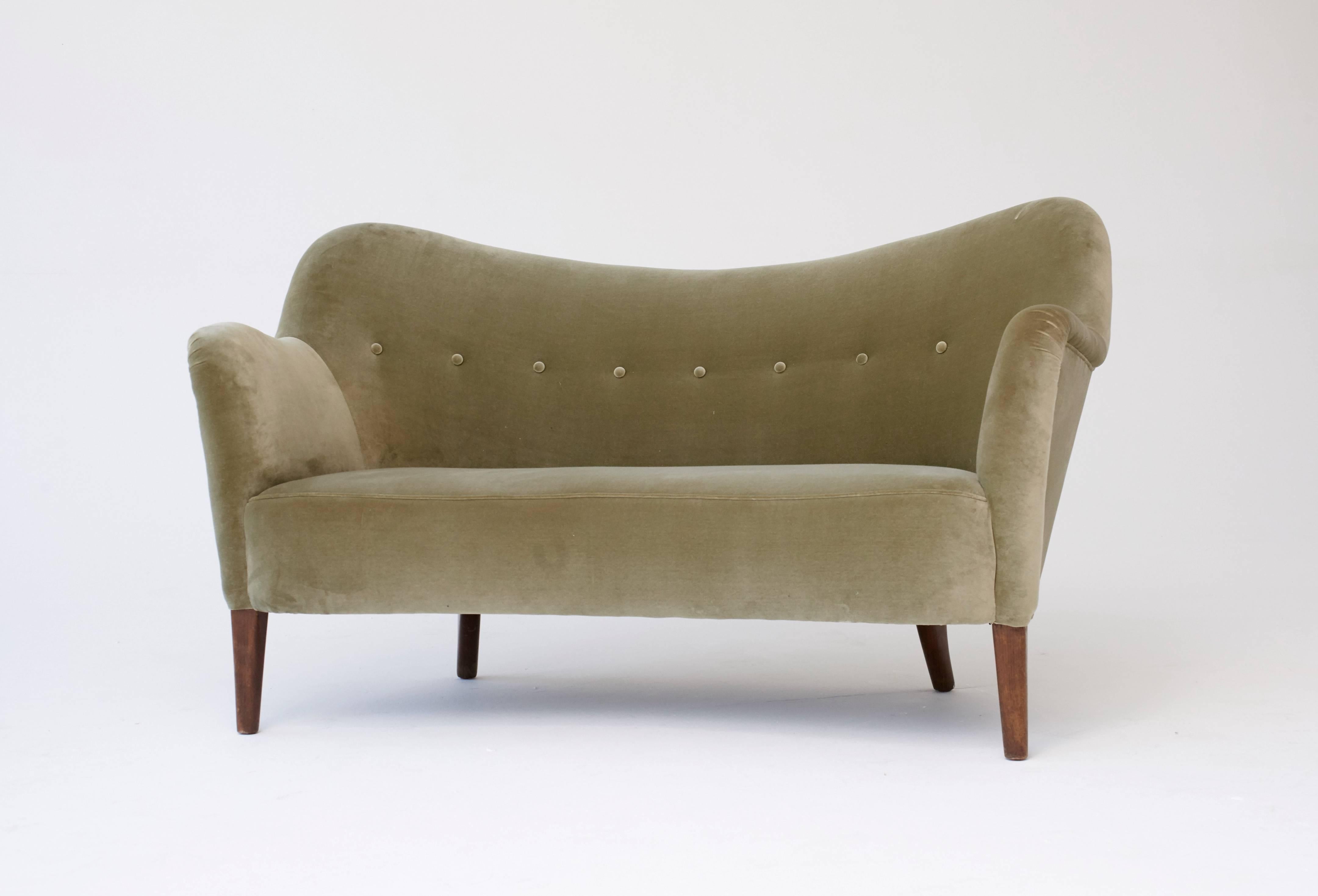 Elegant curved 1950s sofa or loveseat, model 185, Slagelse Mobler, Denmark, 1950s.