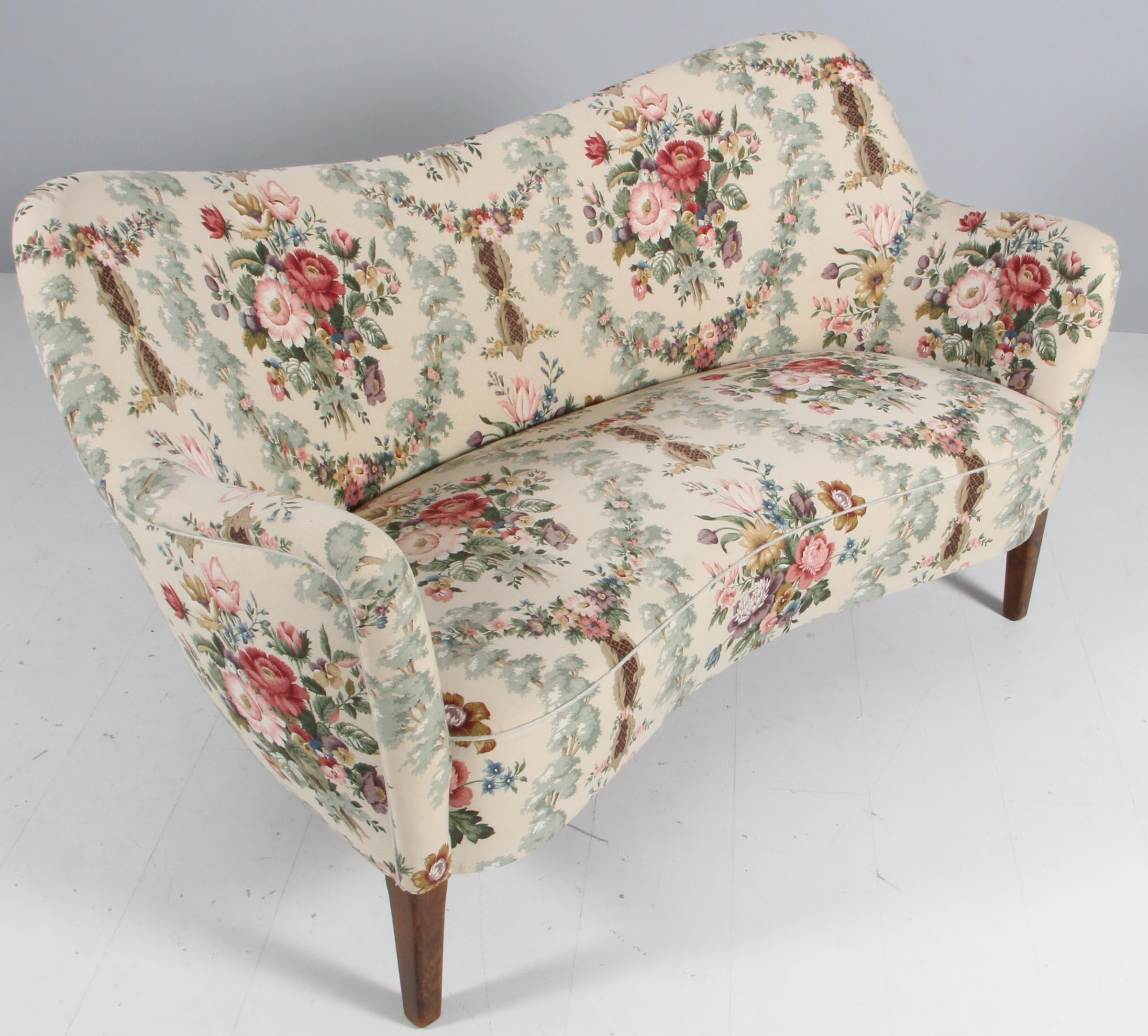 Slagelse Møbelværk Zweisitzer-Liebescouch, gepolstert mit Blumenstoff

Beine aus gebeizter Buche.

Dieses Sofa stammt aus den 1950er Jahren und ist im Stil von Finn Juhls gefertigt.