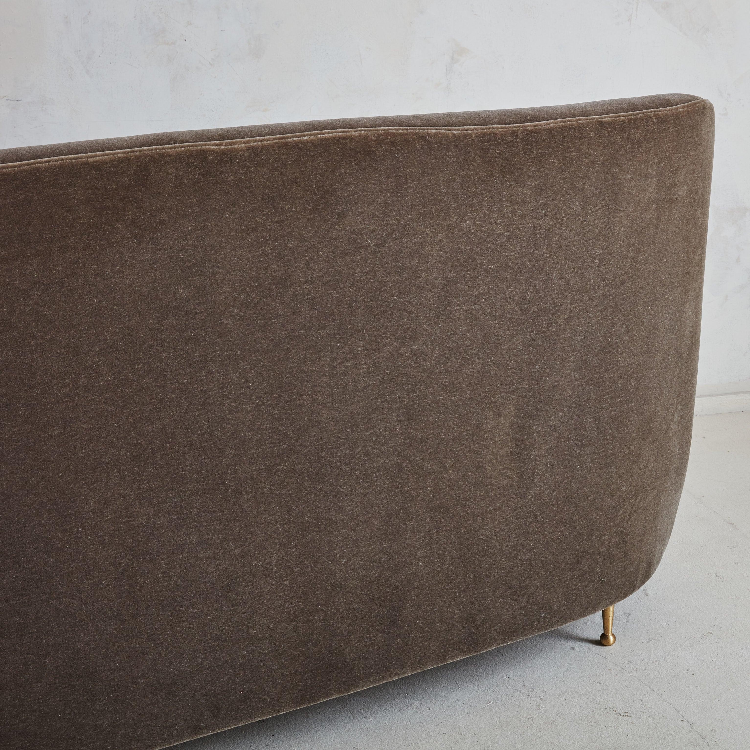 Sofá curvo de 3 plazas en mohair castaño, Italia Años 50 en venta 3