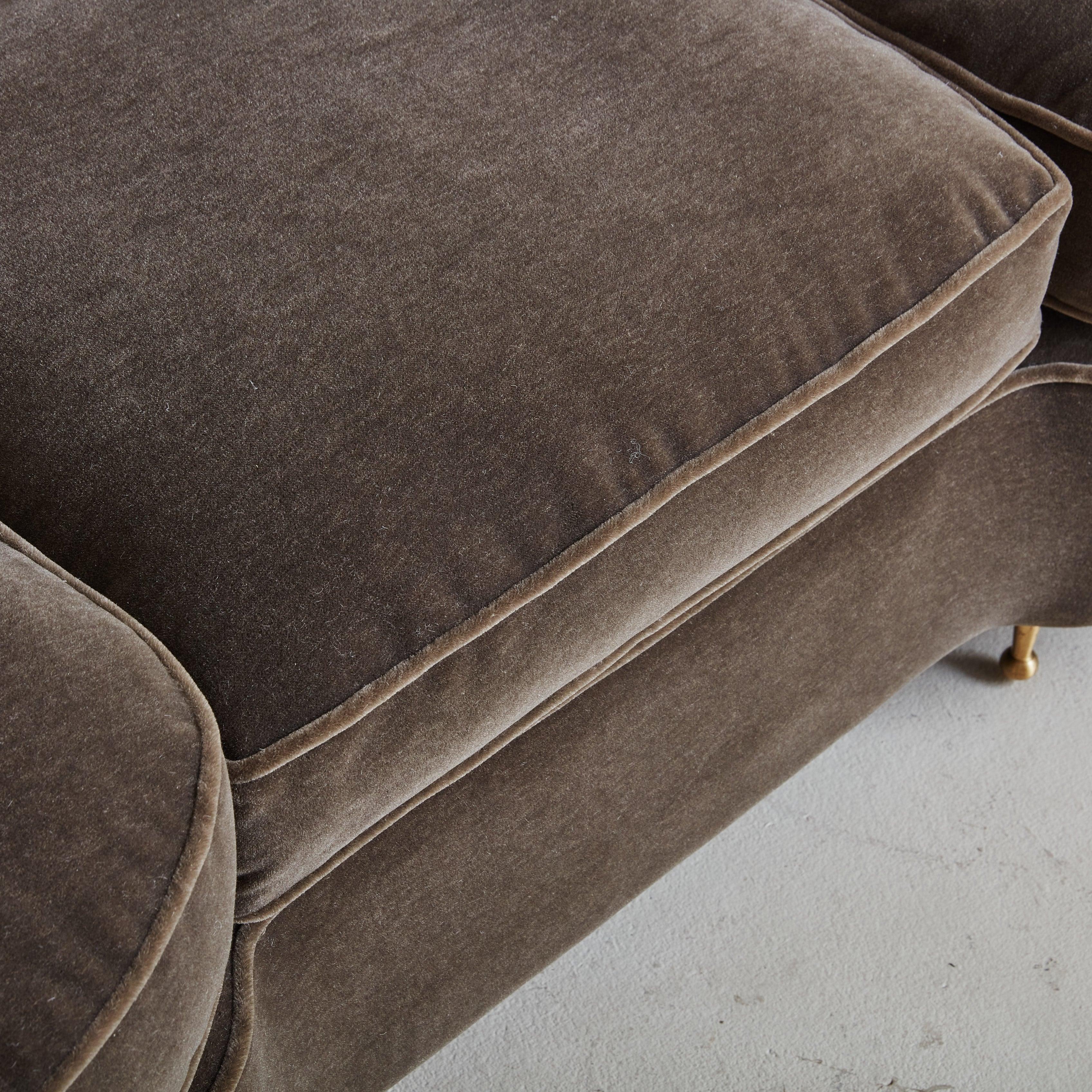 Sofá curvo de 3 plazas en mohair castaño, Italia Años 50 en venta 4
