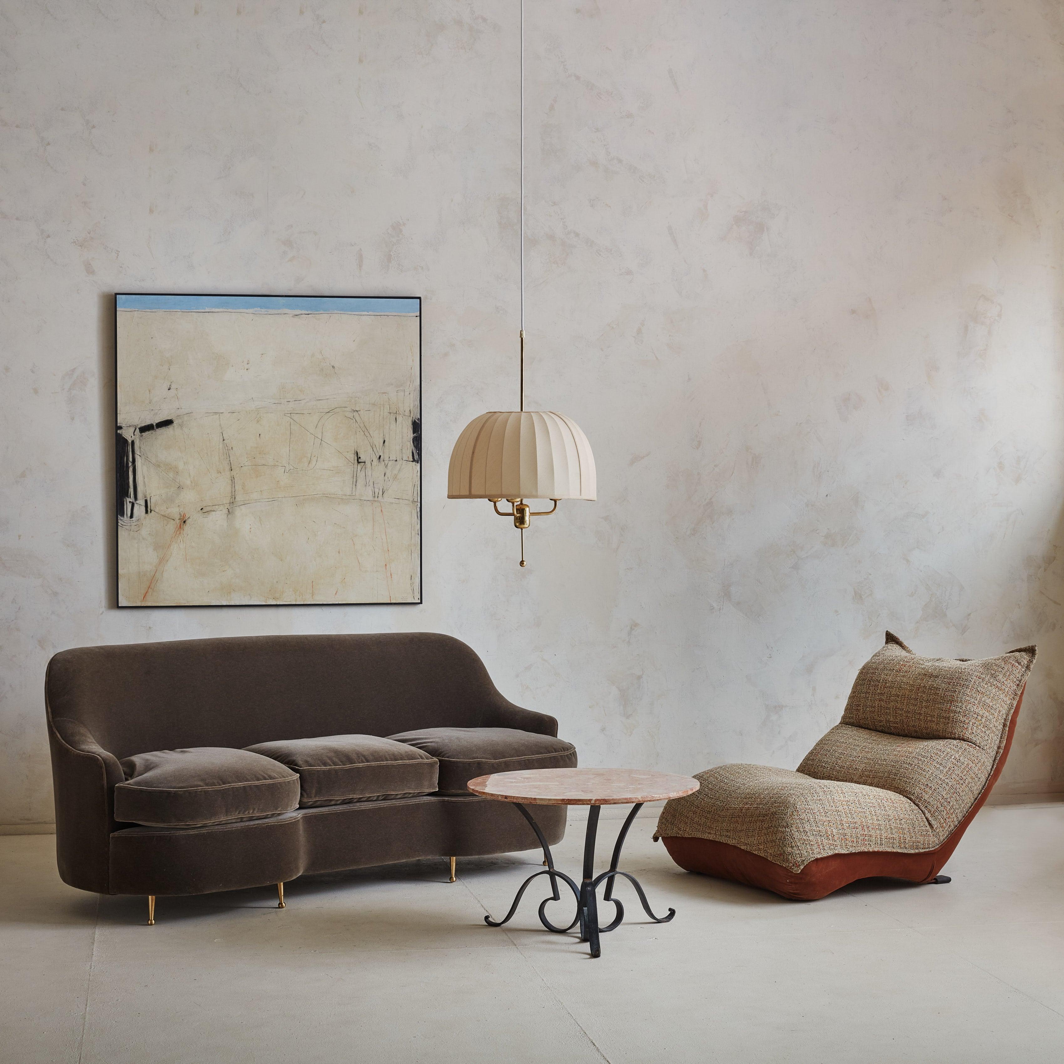 Sofá italiano de tres plazas de los años 50, caracterizado por sus elegantes líneas curvas y sus cojines de plumón. La elegante silueta está tapizada en un precioso y cálido mohair marrón castaño, suave al tacto. Este sofá se alza sobre patas