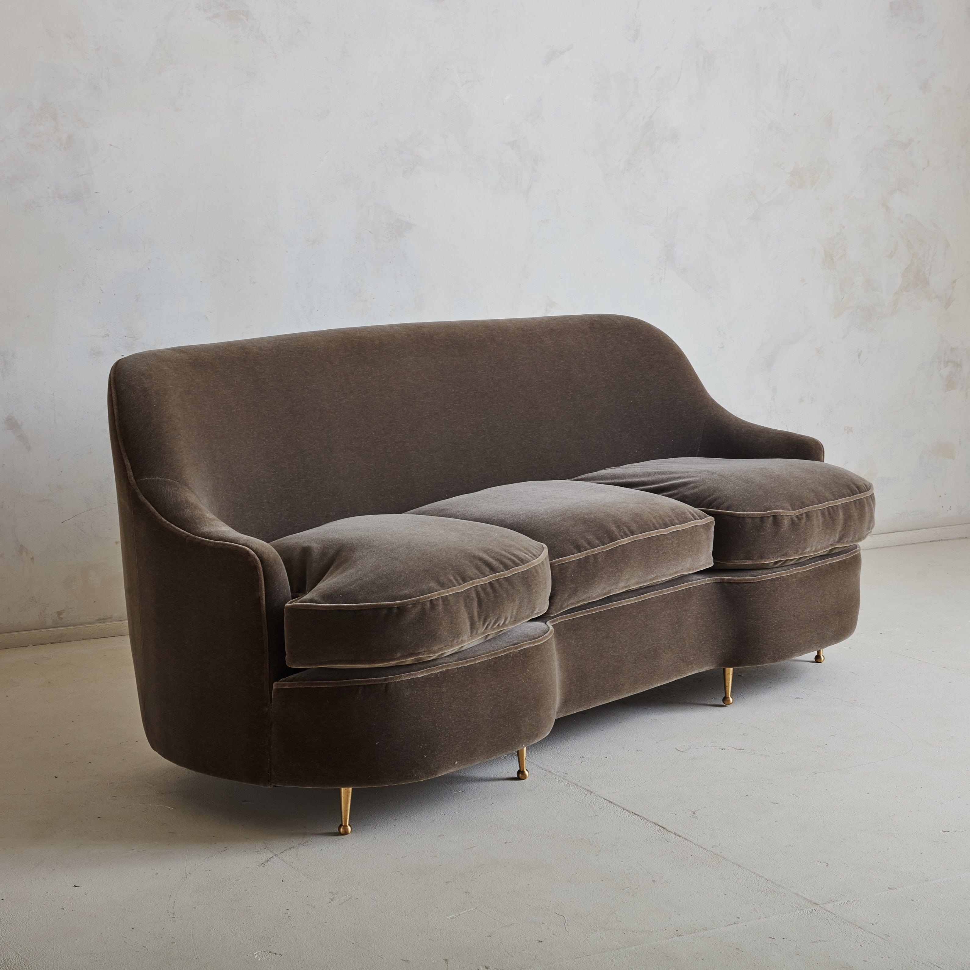 Sofá curvo de 3 plazas en mohair castaño, Italia Años 50 Moderno de mediados de siglo en venta