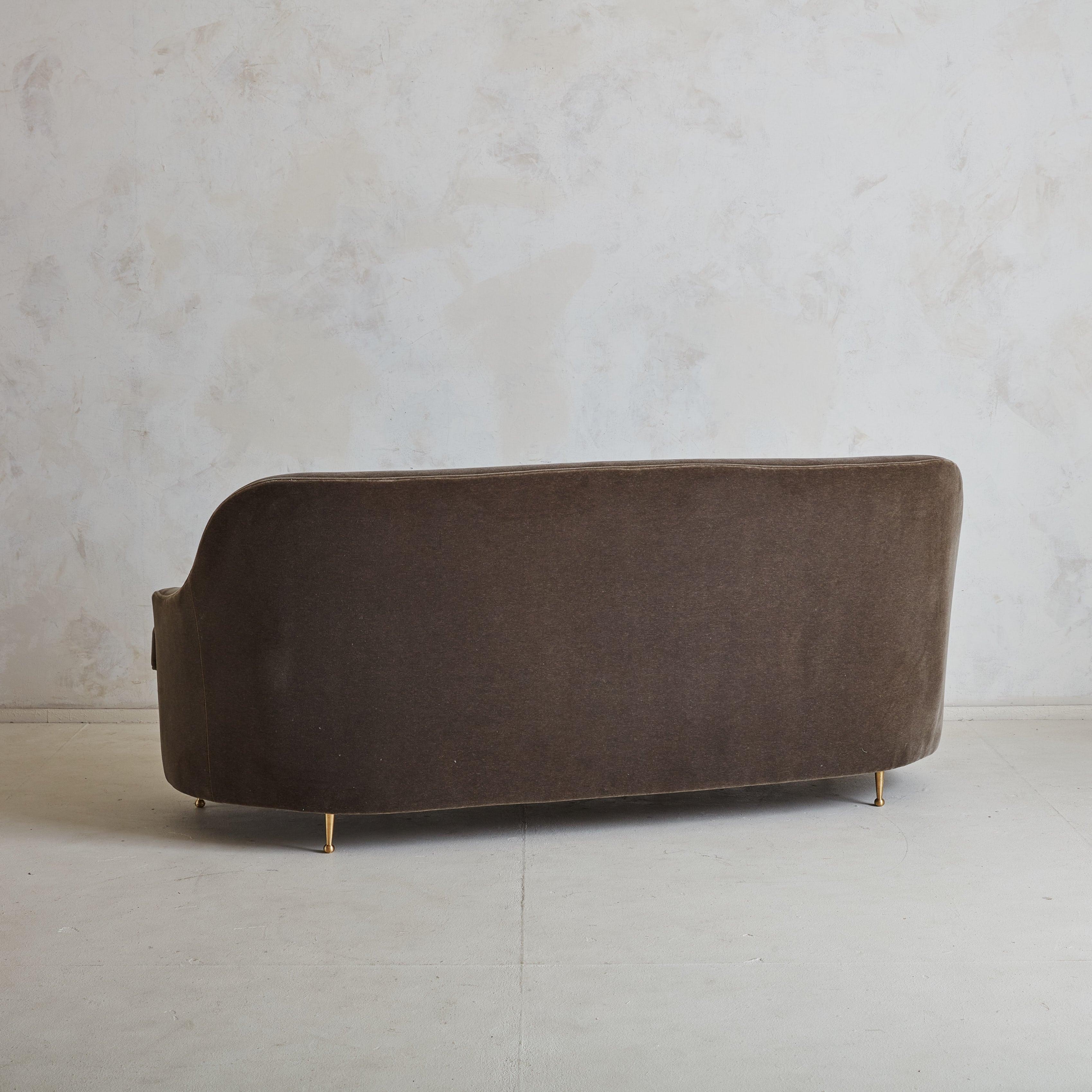 Sofá curvo de 3 plazas en mohair castaño, Italia Años 50 Italiano en venta