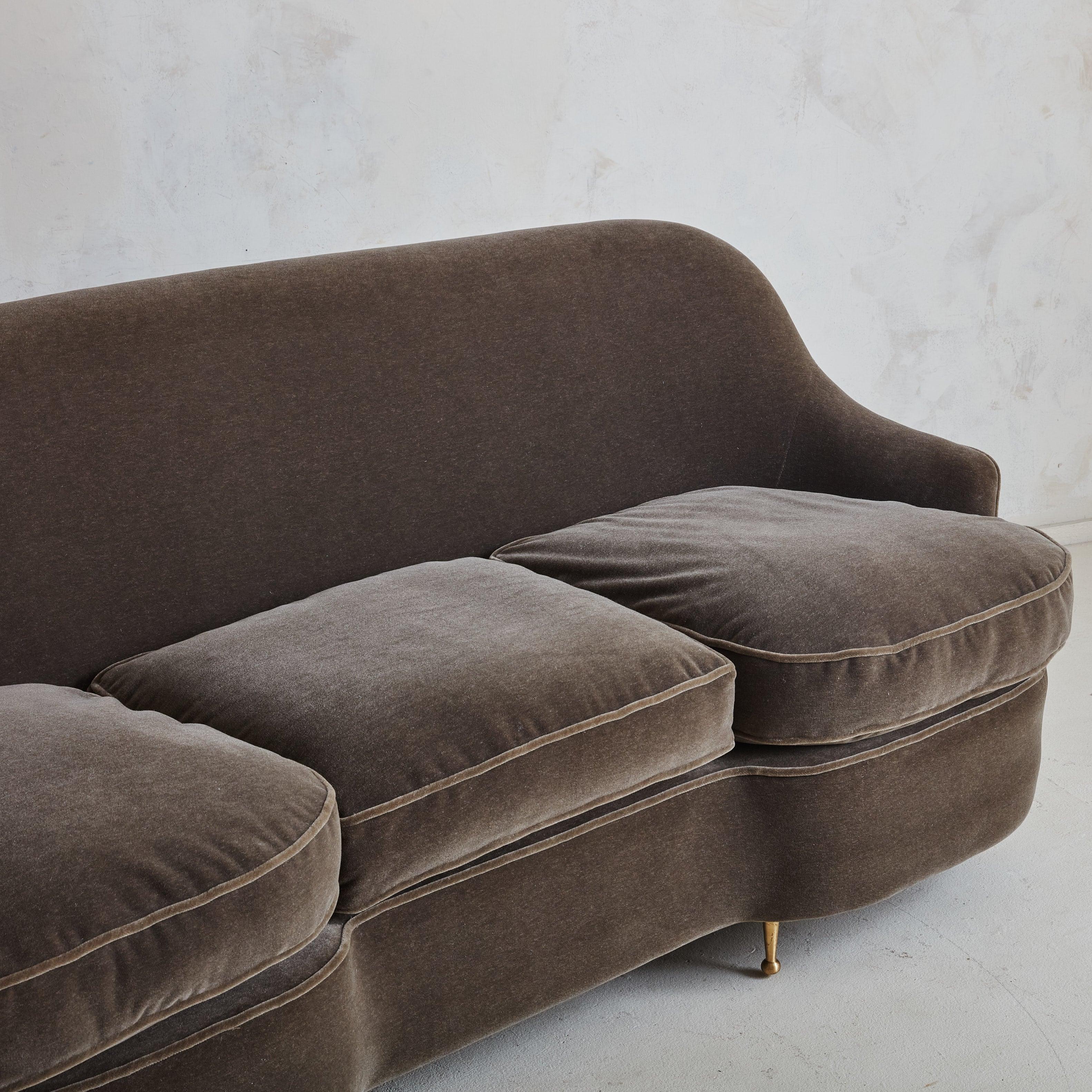 Sofá curvo de 3 plazas en mohair castaño, Italia Años 50 mediados del siglo XX en venta