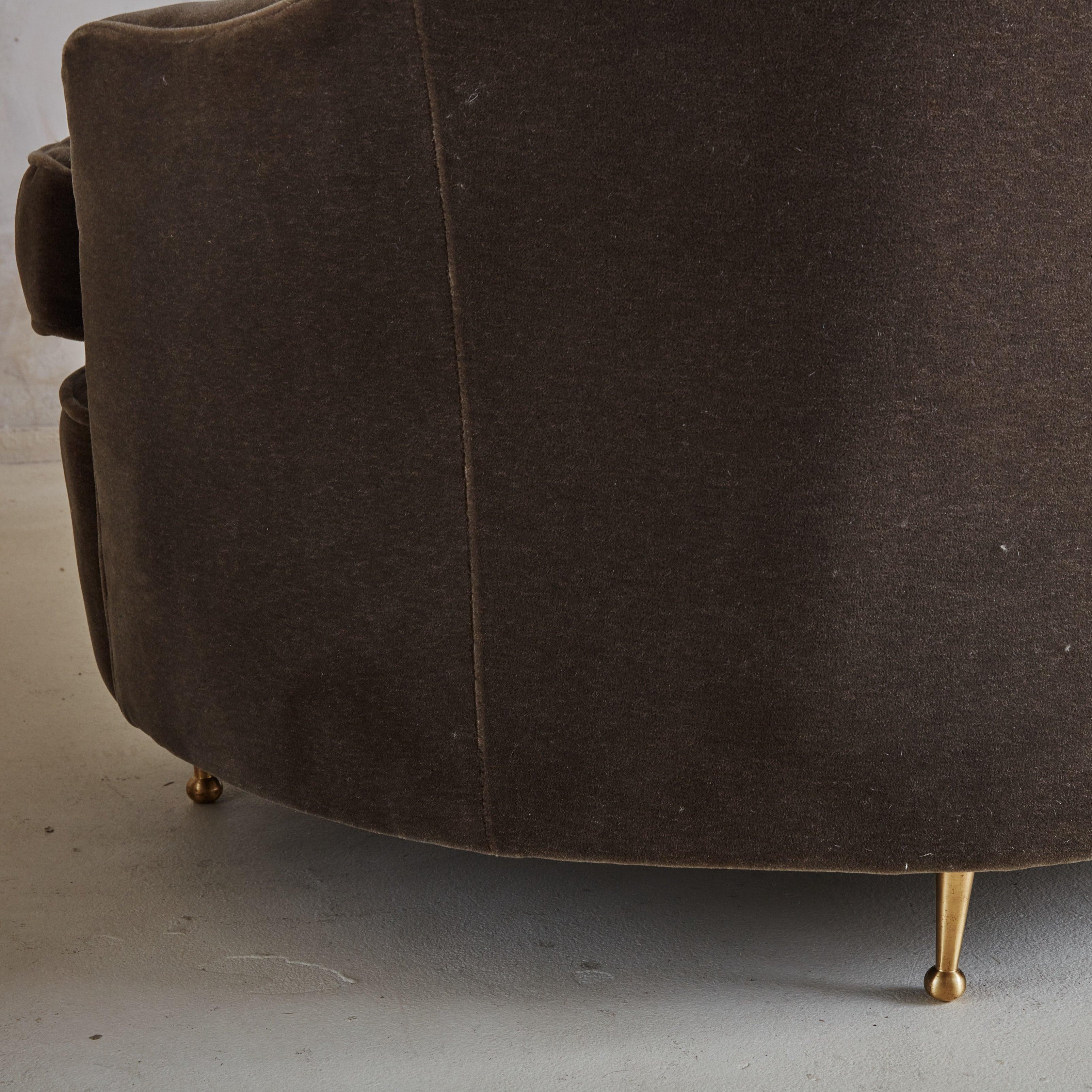 Sofá curvo de 3 plazas en mohair castaño, Italia Años 50 en venta 1