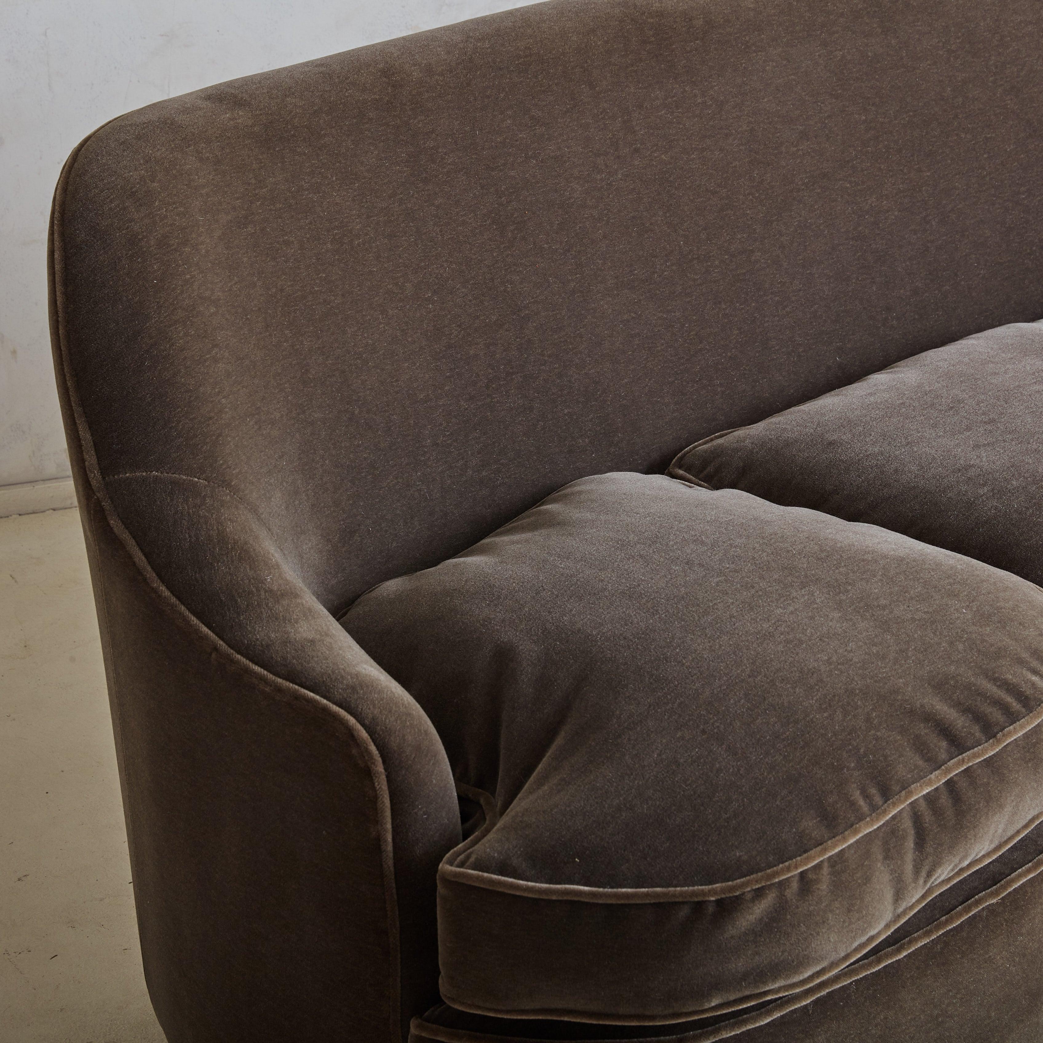 Sofá curvo de 3 plazas en mohair castaño, Italia Años 50 en venta 2