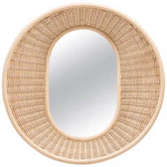 Gebogener Rattanspiegel mit geschwungenem Design