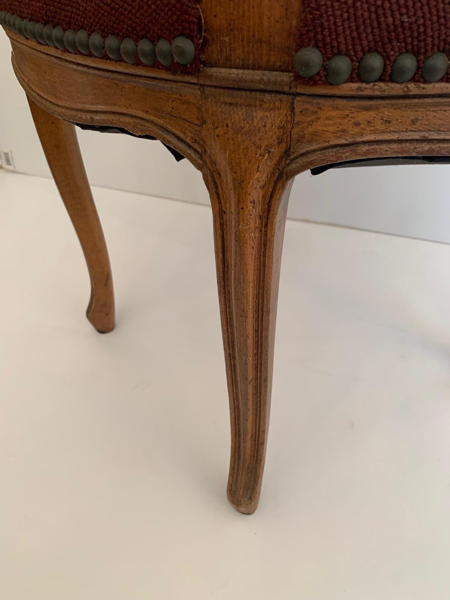 Silla de Salón Curvada de Nogal Antique French con Precioso Asiento de Punto de Aguja en venta 4