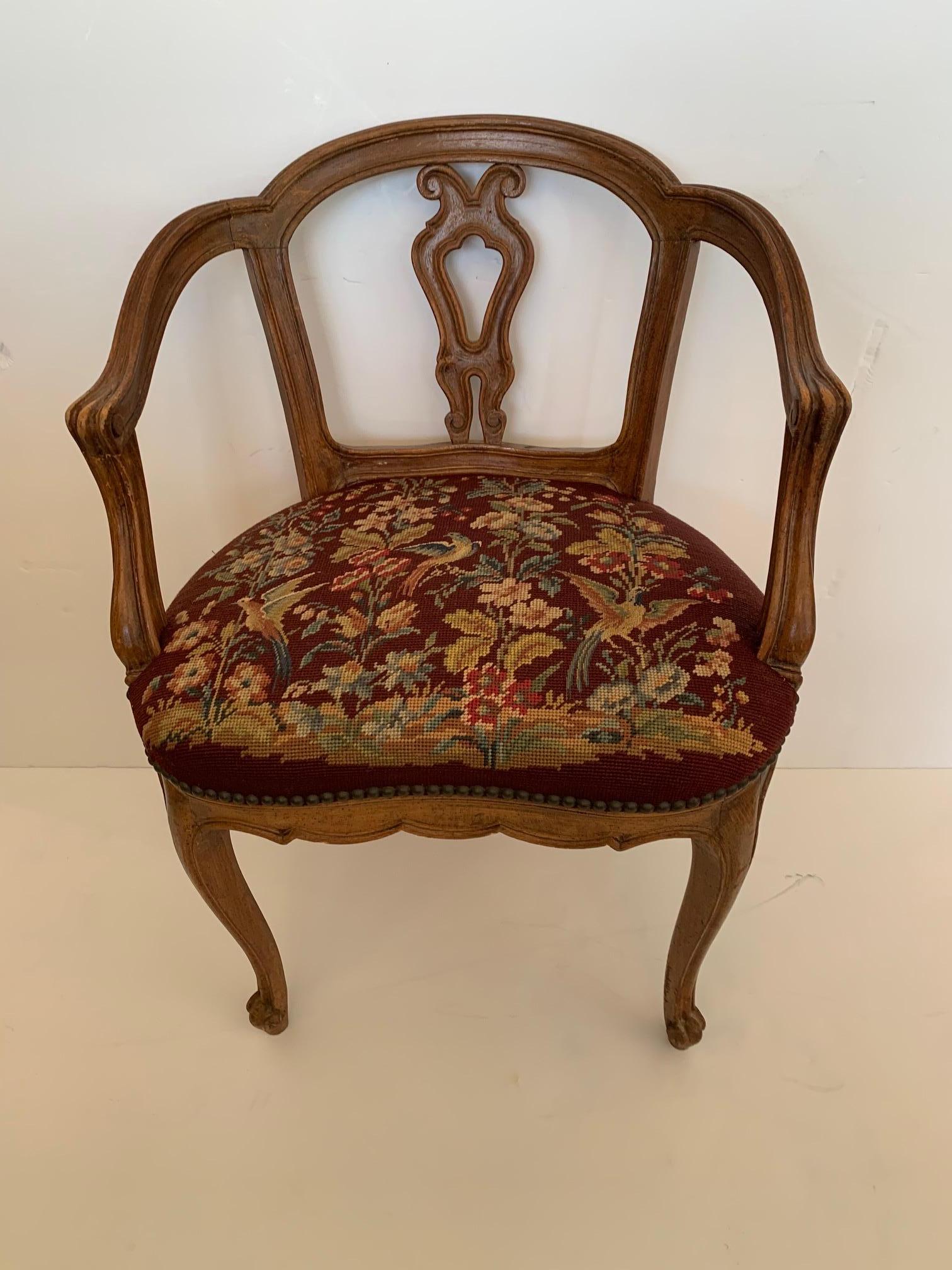 Preciosa silla auxiliar antigua francesa de nogal tallado, con patas cabriolé y asiento de punto de aguja hecho a mano con fondo granate, preciosos pájaros y follaje.
Medidas: altura de los brazos 24.
Asiento D 17.