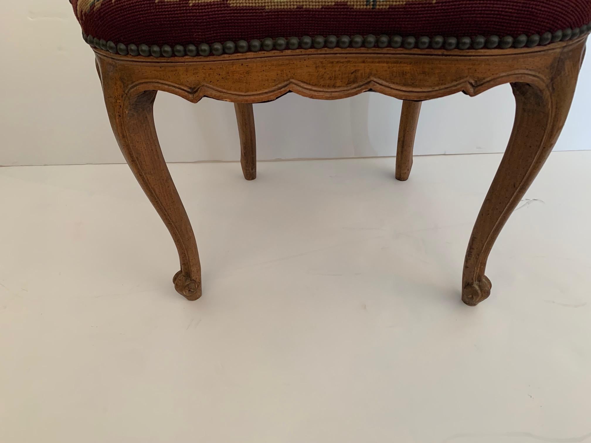 Tapisserie Chaise de salon française ancienne incurvée en noyer avec joli siège en broderie à l'aiguille en vente