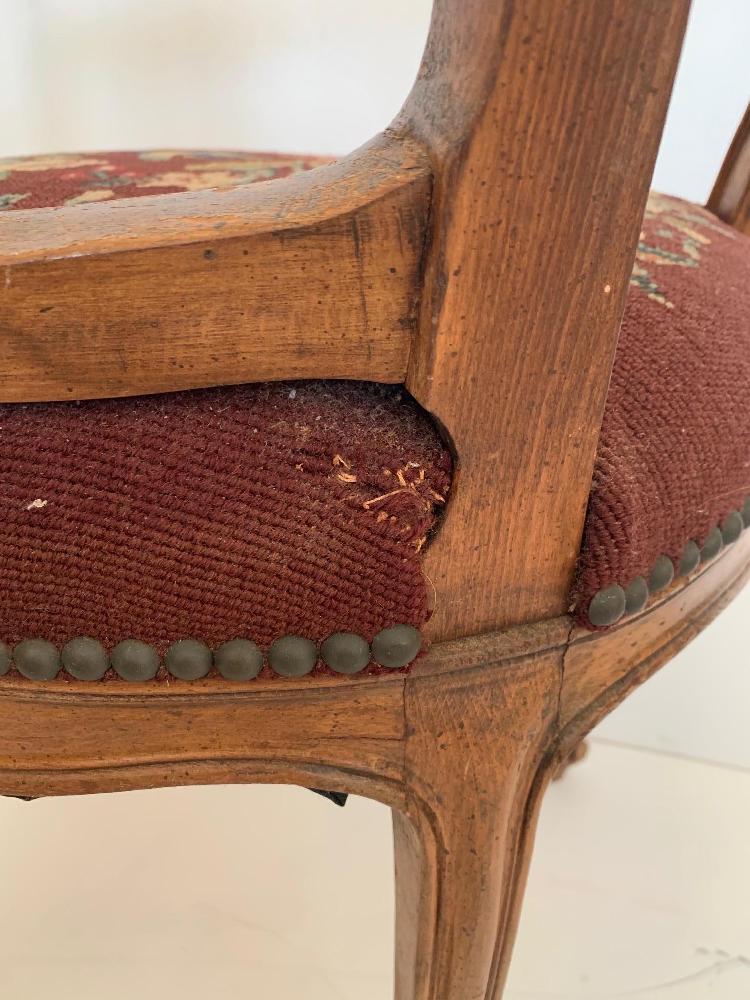Chaise de salon française ancienne incurvée en noyer avec joli siège en broderie à l'aiguille en vente 1