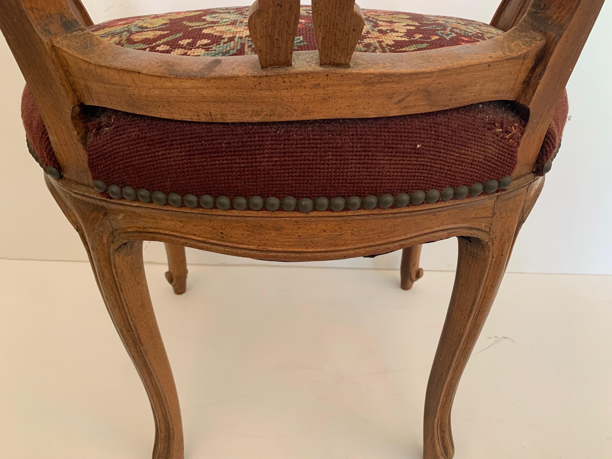 Chaise de salon française ancienne incurvée en noyer avec joli siège en broderie à l'aiguille en vente 3