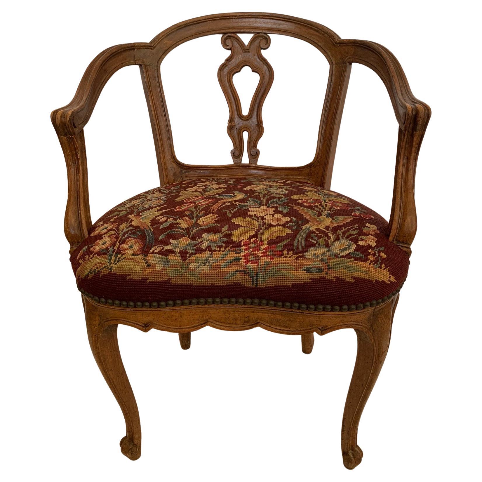 Chaise de salon française ancienne incurvée en noyer avec joli siège en broderie à l'aiguille en vente