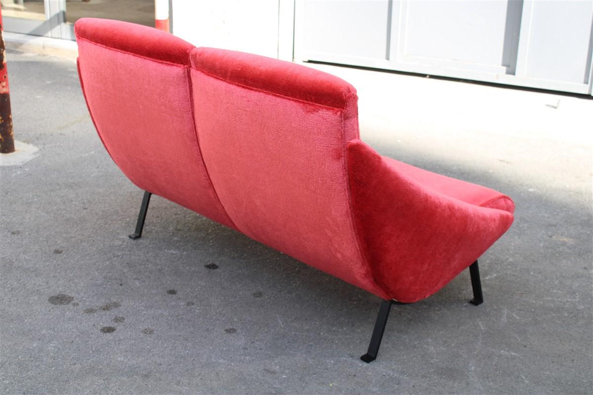 Curved Arflex Mid-Century Italian Design Sofà Pink Magenta Metal Feet For Sale 6