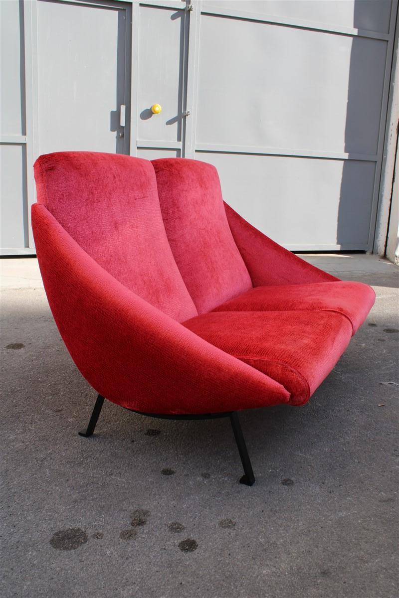 Gebogene Arflex Mid-century italienisches Design Sofà Rosa Magenta Metallfüße  (Mitte des 20. Jahrhunderts) im Angebot