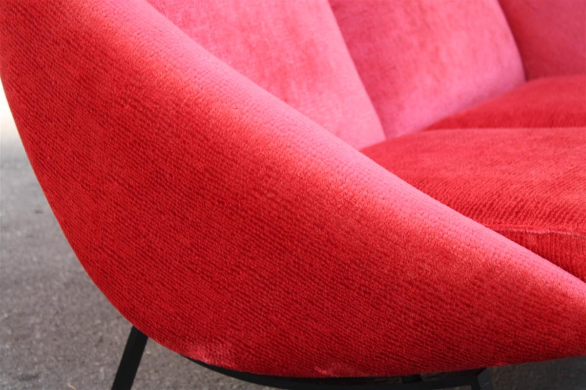 Curved Arflex Mid-Century Italian Design Sofà Pink Magenta Metal Feet For Sale 2