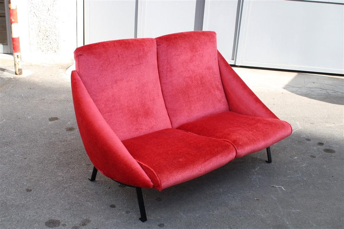 Gebogene Arflex Mid-century italienisches Design Sofà Rosa Magenta Metallfüße  im Angebot 4