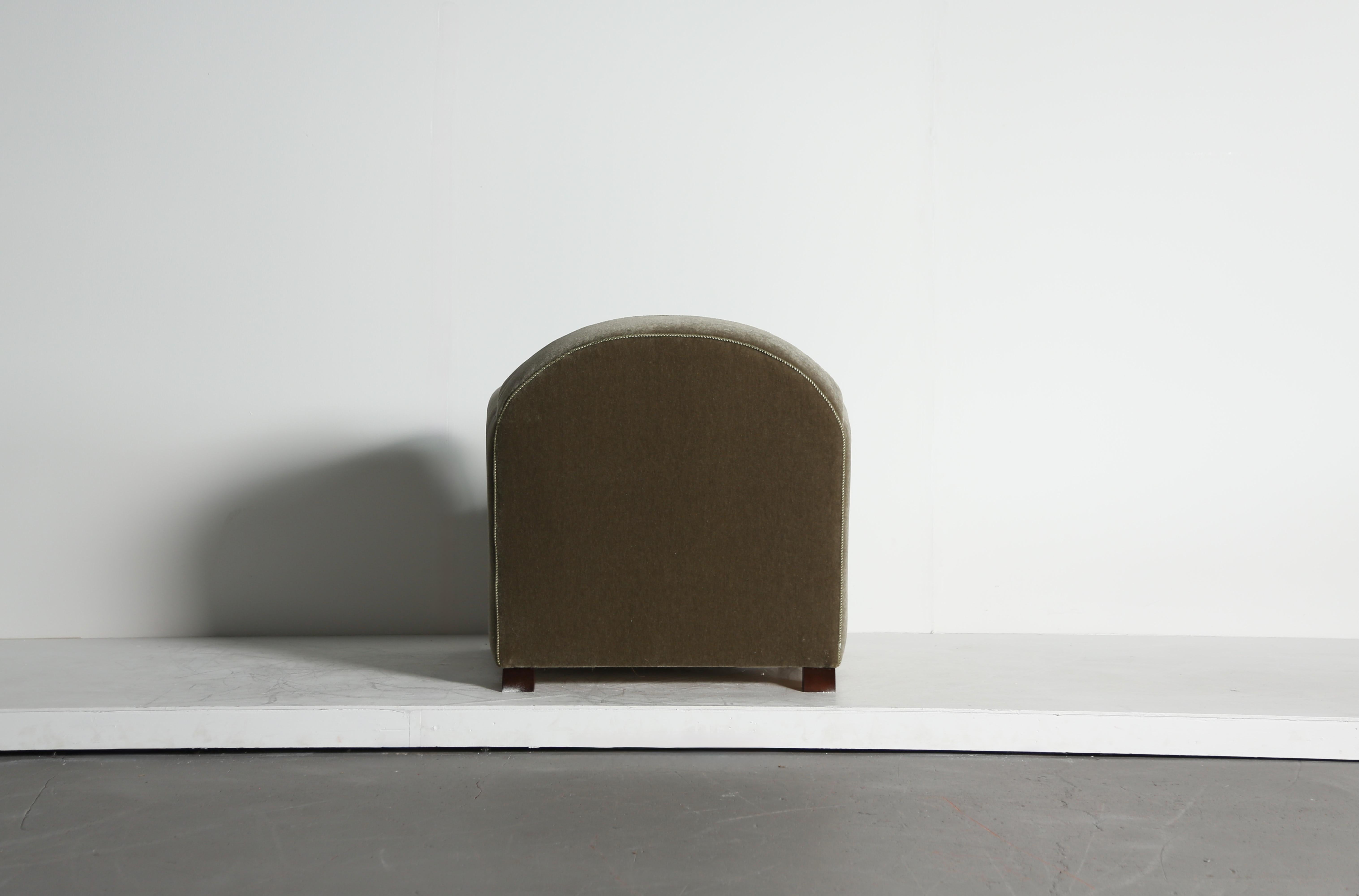 Sedia Club con bracci curvi, imbottita in puro mohair in vendita 5