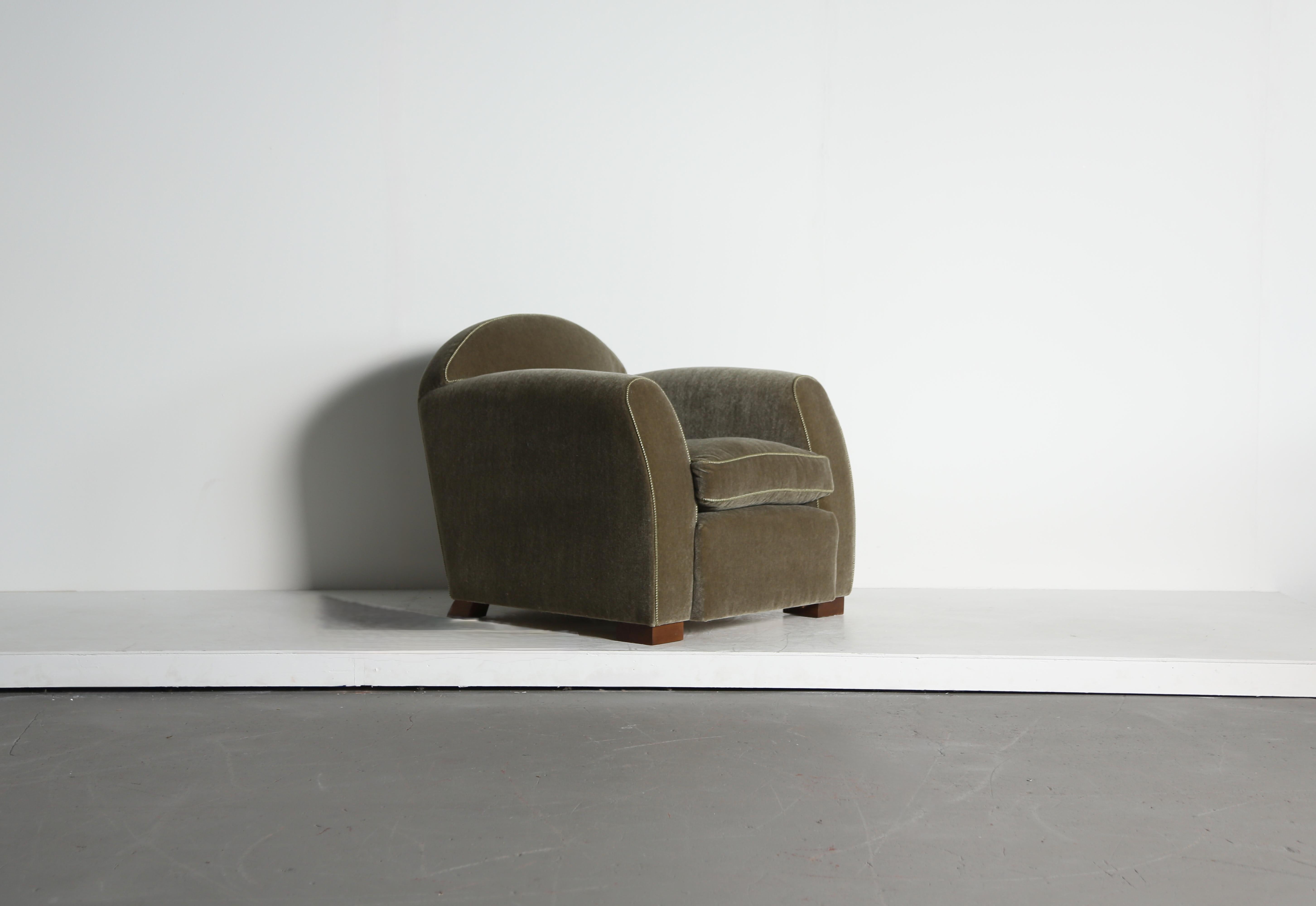 Una poltrona con bracci curvi moderna, elegante, lussuosa e confortevole.  Struttura in Beeche, cuscini in piuma e sedili con molle.  È stato rivestito di recente con un tessuto di qualità superiore, verde oliva e muschio, in puro mohair, con corde