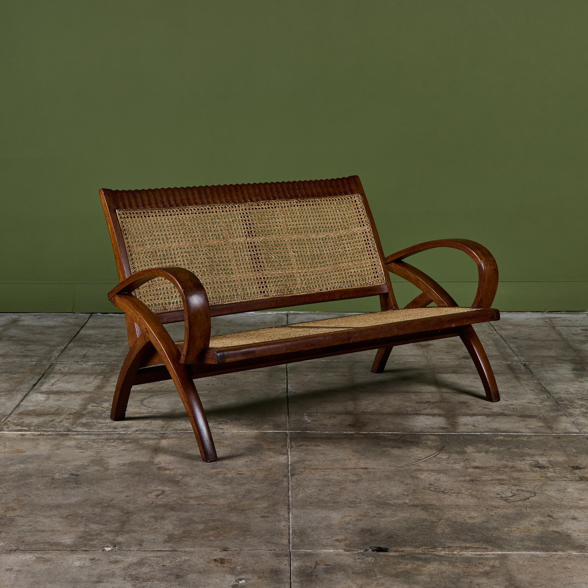 Escultural loveseat francés de caoba con reposabrazos curvados y asiento y respaldo de caña.

Dimensiones
49