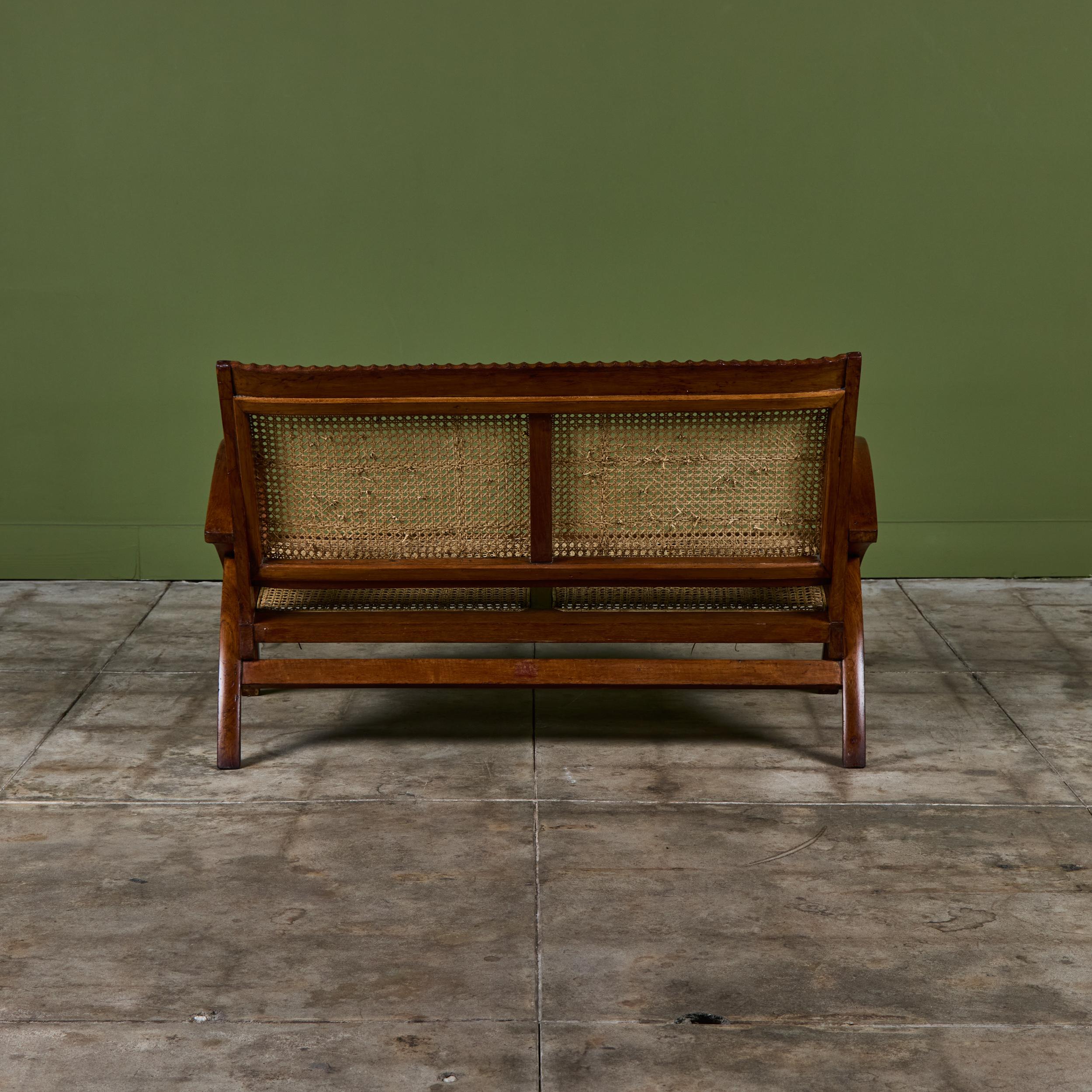 Sofá de dos plazas con brazos curvos siglo XX en venta
