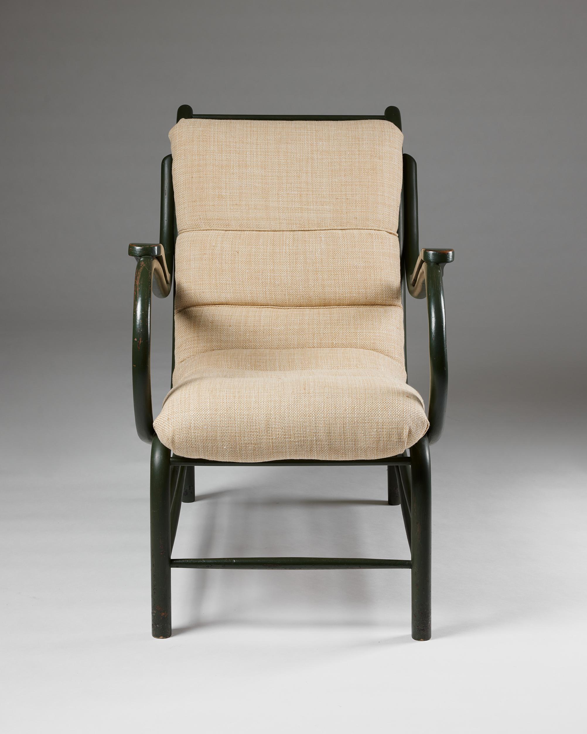 Gebogener Sessel, anonym, Schweden, 1940er Jahre, lackiertes Holz, Textilpolsterung (Schwedisch) im Angebot