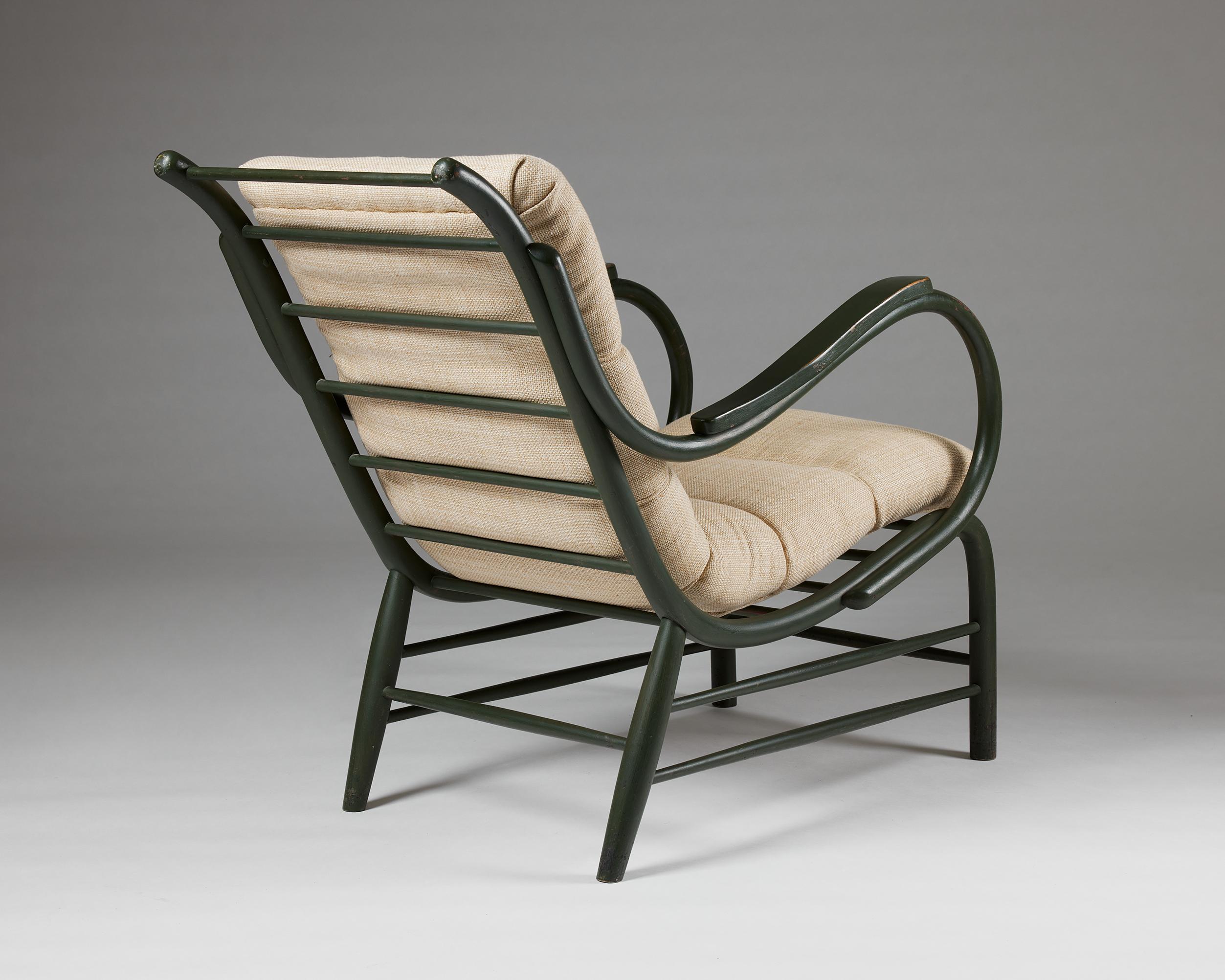 Gebogener Sessel, anonym, Schweden, 1940er Jahre, lackiertes Holz, Textilpolsterung (Mitte des 20. Jahrhunderts) im Angebot