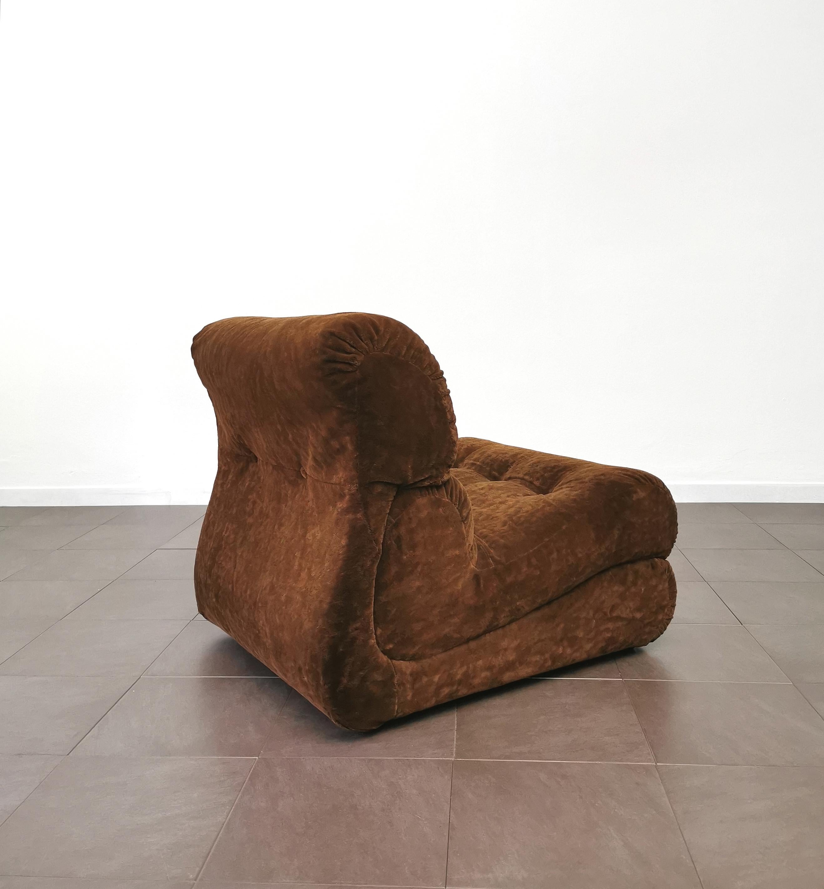 Curved Armchair Velvet Brown Wood Midcentury Italian Design 1960s In Good Condition In Palermo, IT