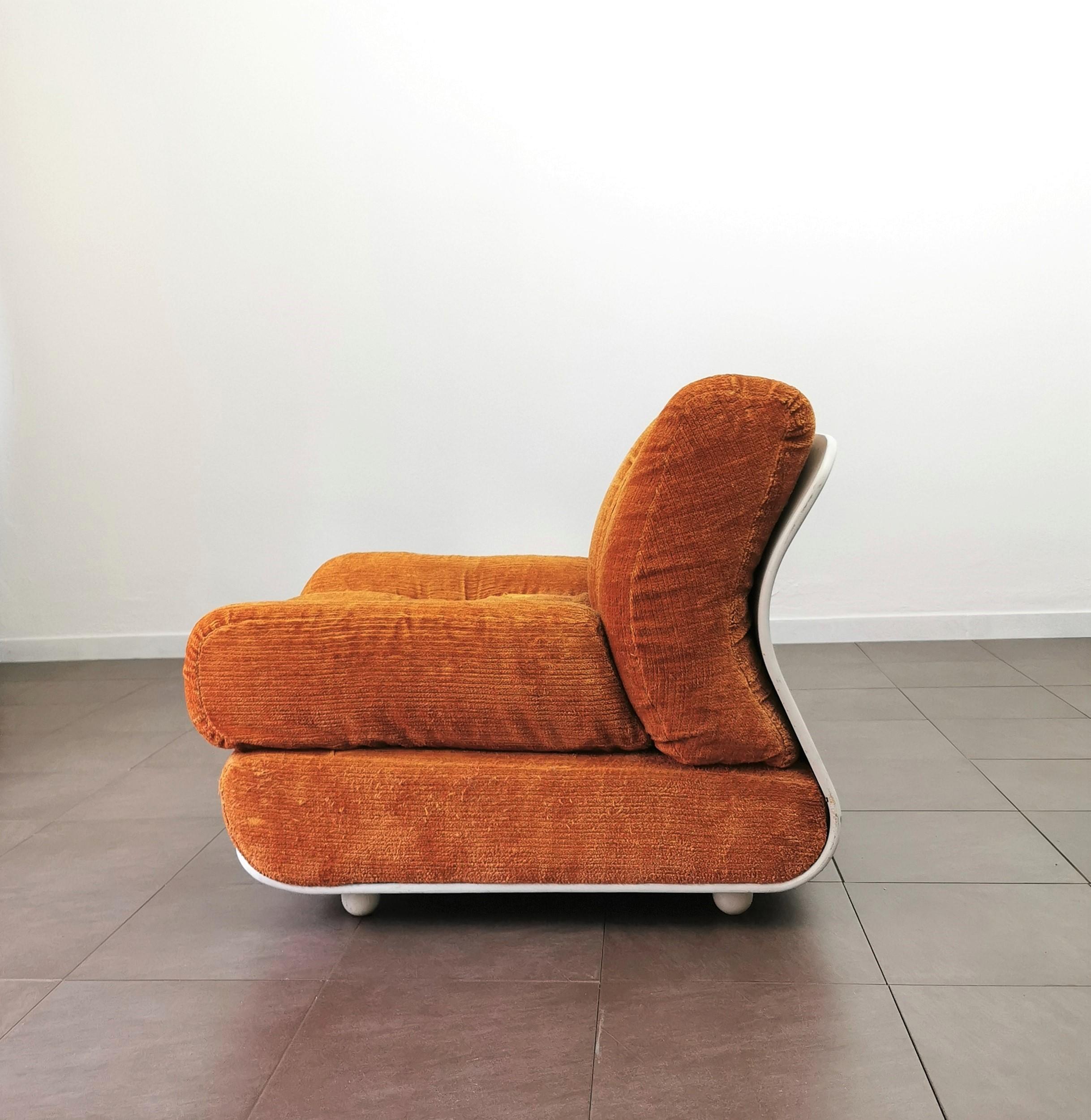 Armchair of considerable size produced in Italy in the 70s.
The armchair with its curvilinear shapes has been made with a white enamelled solid wood structure and cushions covered in wide corduroy in the shade of orange.