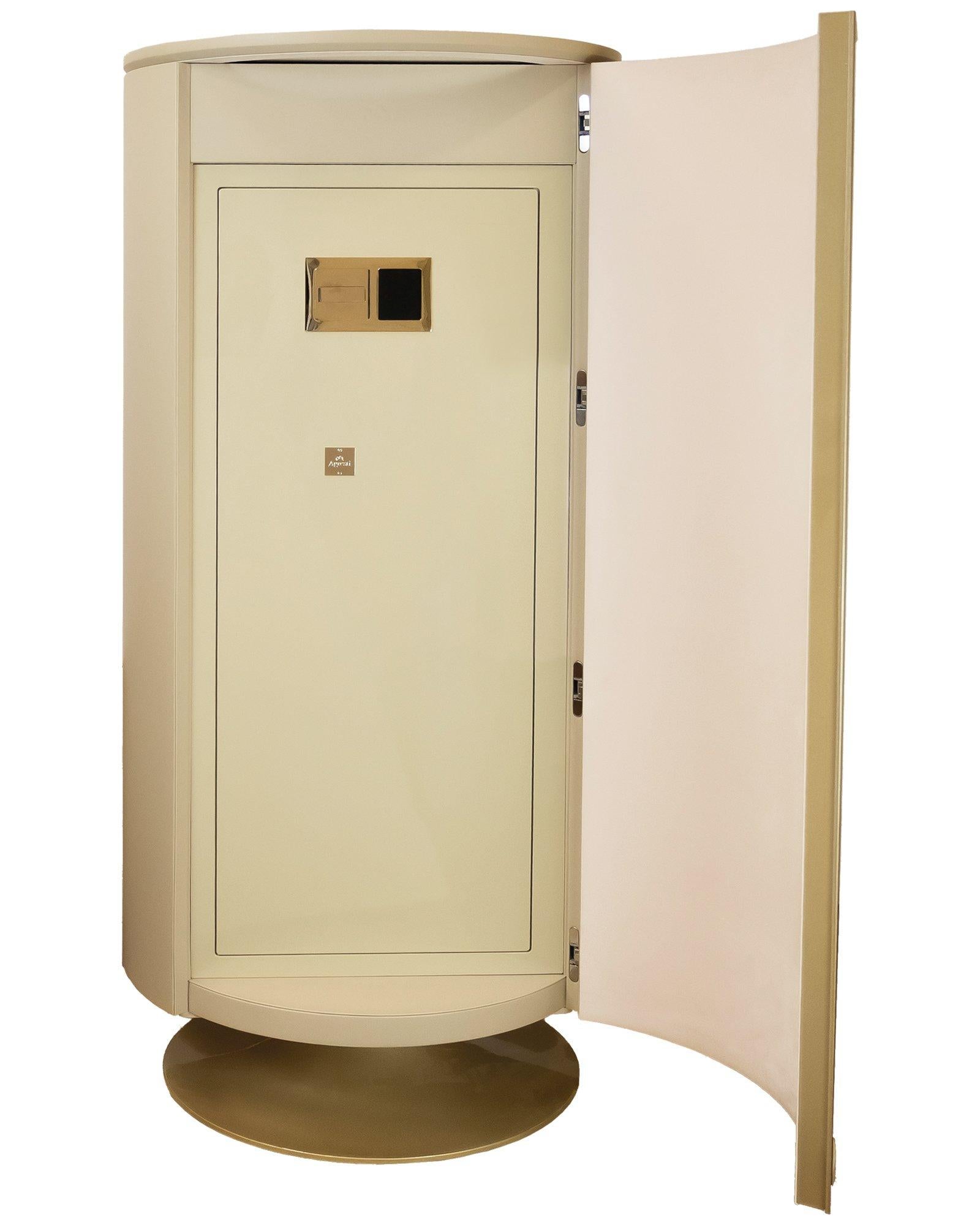 Il nostro portagioie sicuro combina sicurezza e raffinatezza. Il suo design curvilineo è rivestito a mano in pelle bianca e beige, evidenziando una squisita lavorazione artigianale. Il tastierino numerico touchscreen garantisce praticità e