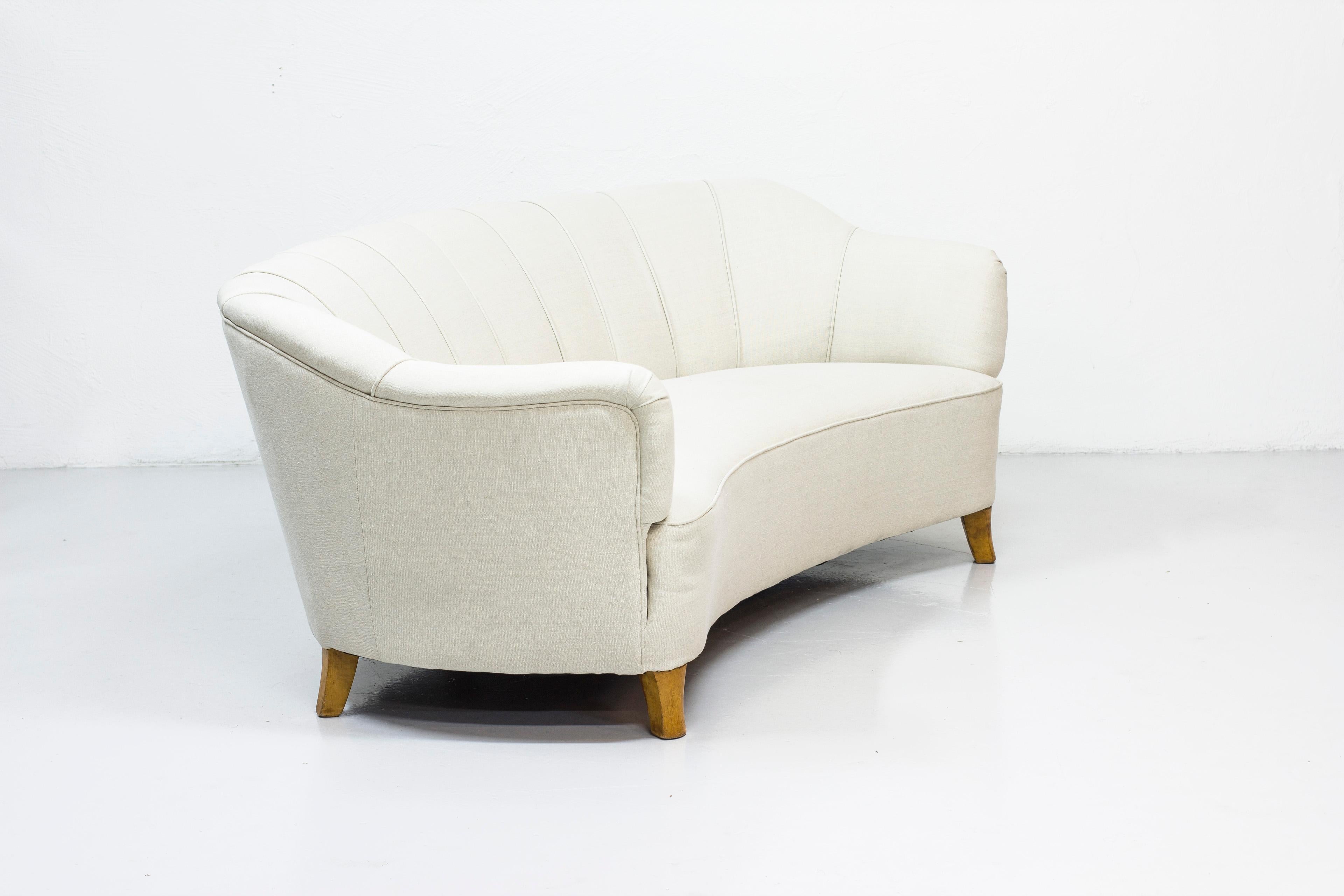 Soffa attributed to Otto Schulz and his company Boet. Produced in Sweden during the 1930s-1940s. Birch legs and recently upholstered in Linen fabric in beige. Very good condition with small signs of patina from use and wear.