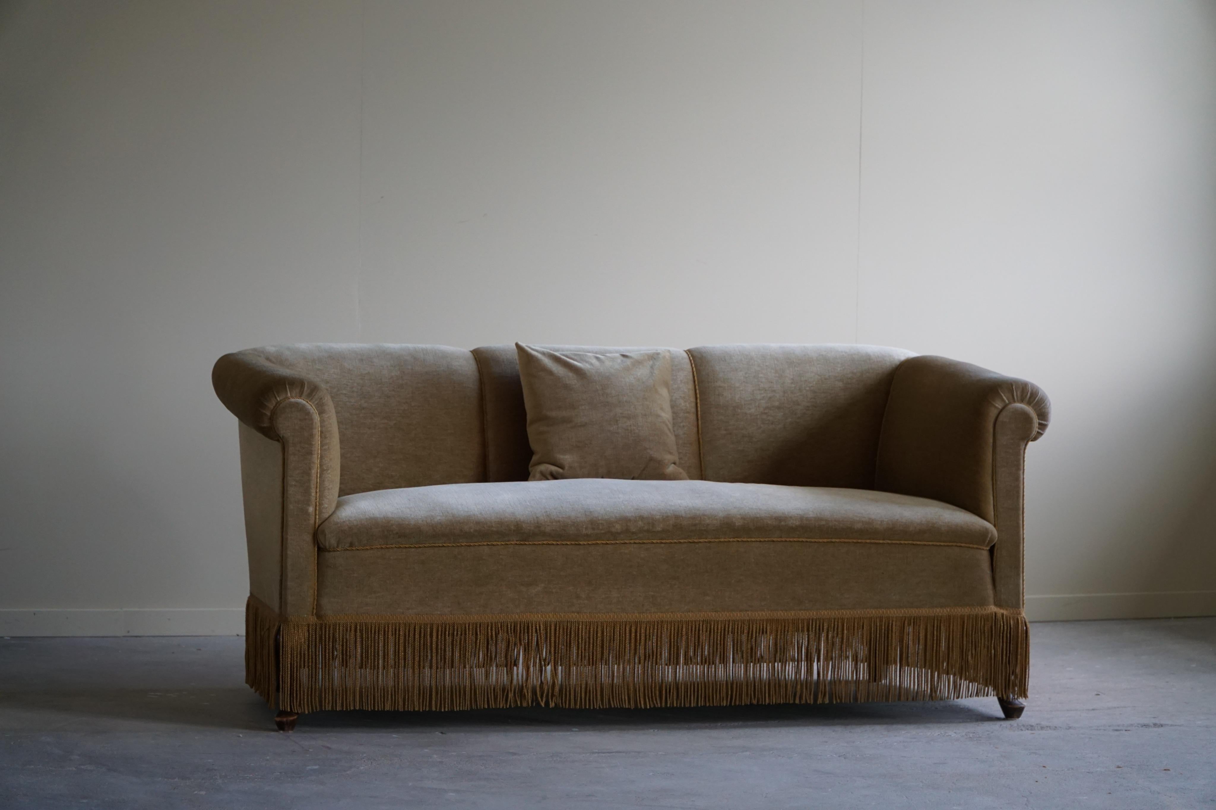 Gebogenes Art-Déco-Sofa aus grünem Velour, dänischer Schreiner, hergestellt in den 1940er Jahren im Angebot 5