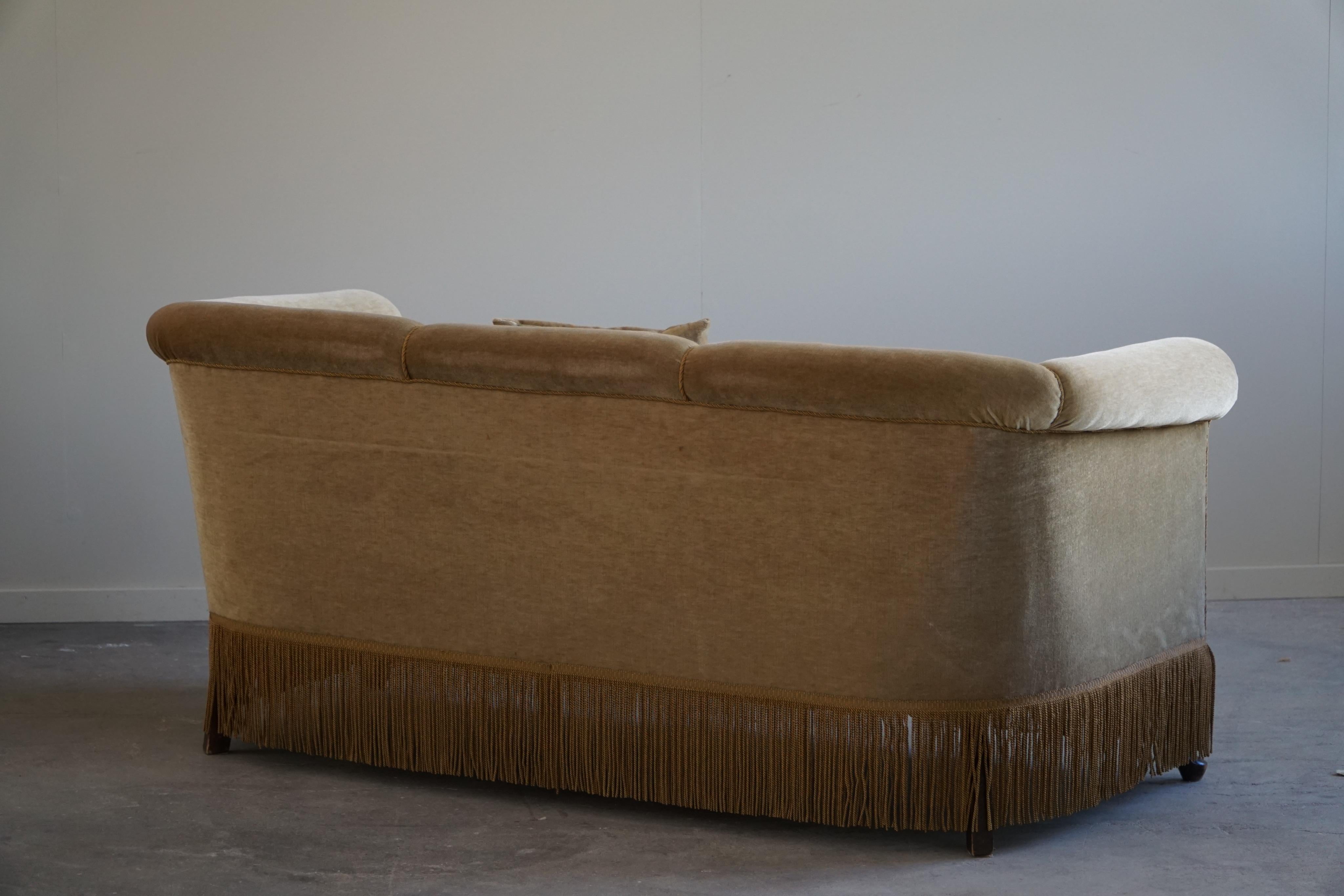 Gebogenes Art-Déco-Sofa aus grünem Velour, dänischer Schreiner, hergestellt in den 1940er Jahren im Angebot 6