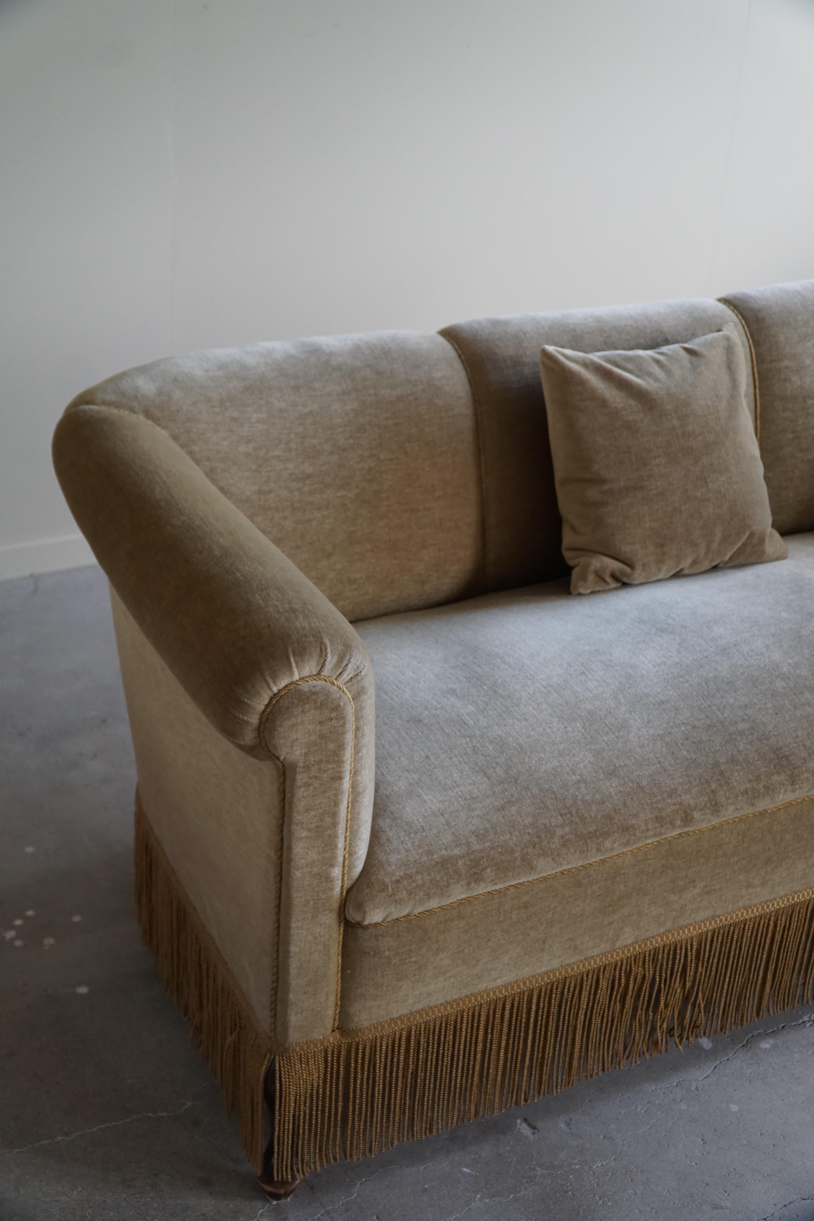 Gebogenes Art-Déco-Sofa aus grünem Velour, dänischer Schreiner, hergestellt in den 1940er Jahren im Zustand „Gut“ im Angebot in Odense, DK