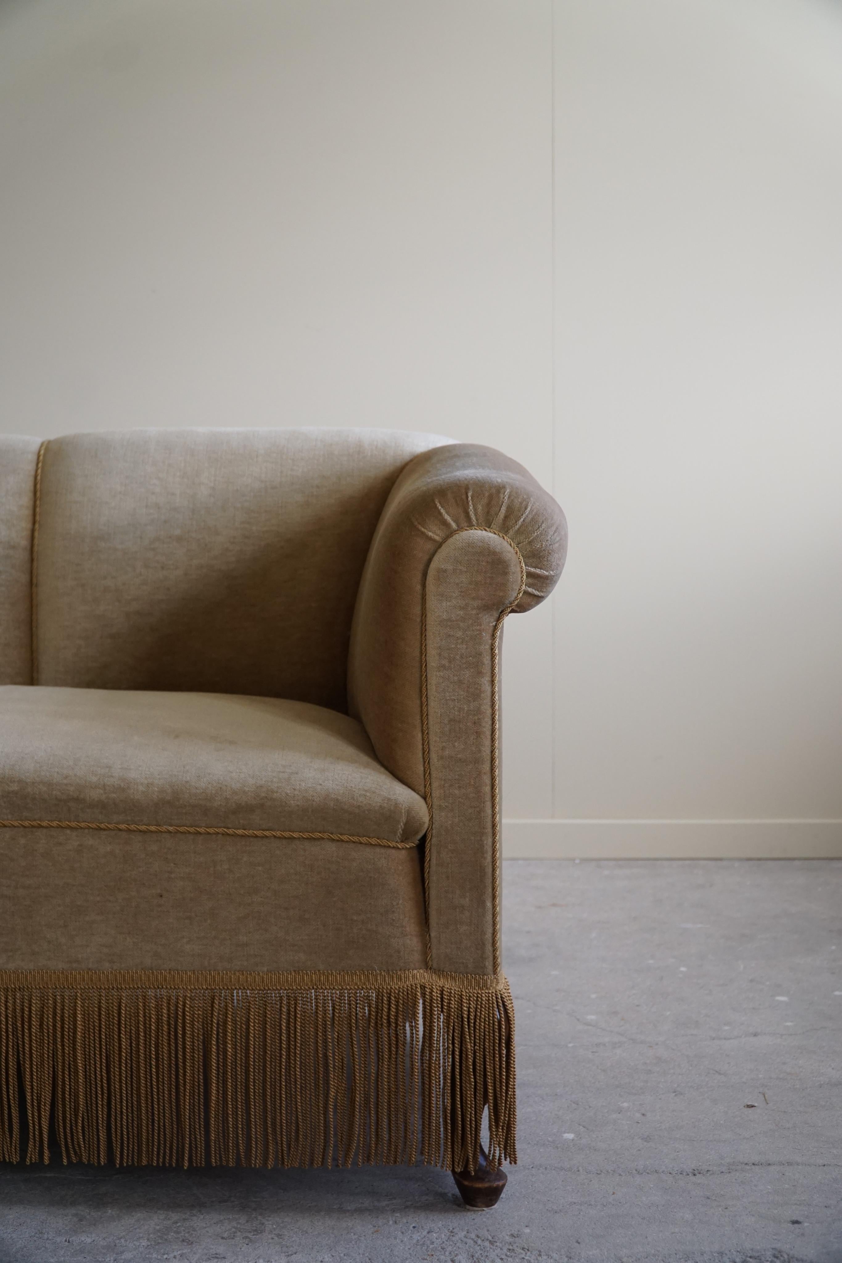 Gebogenes Art-Déco-Sofa aus grünem Velour, dänischer Schreiner, hergestellt in den 1940er Jahren im Angebot 1