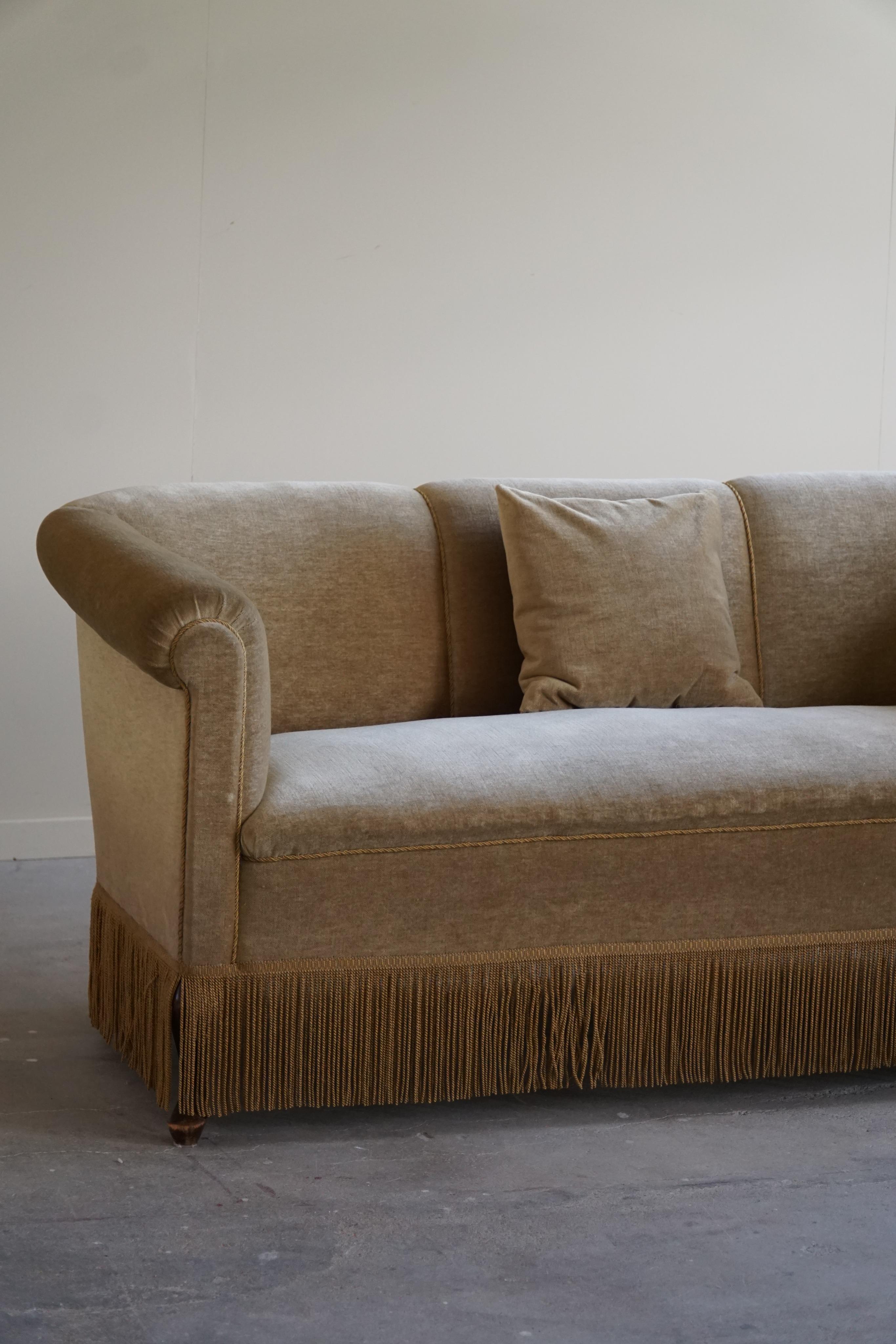 Gebogenes Art-Déco-Sofa aus grünem Velour, dänischer Schreiner, hergestellt in den 1940er Jahren im Angebot 2