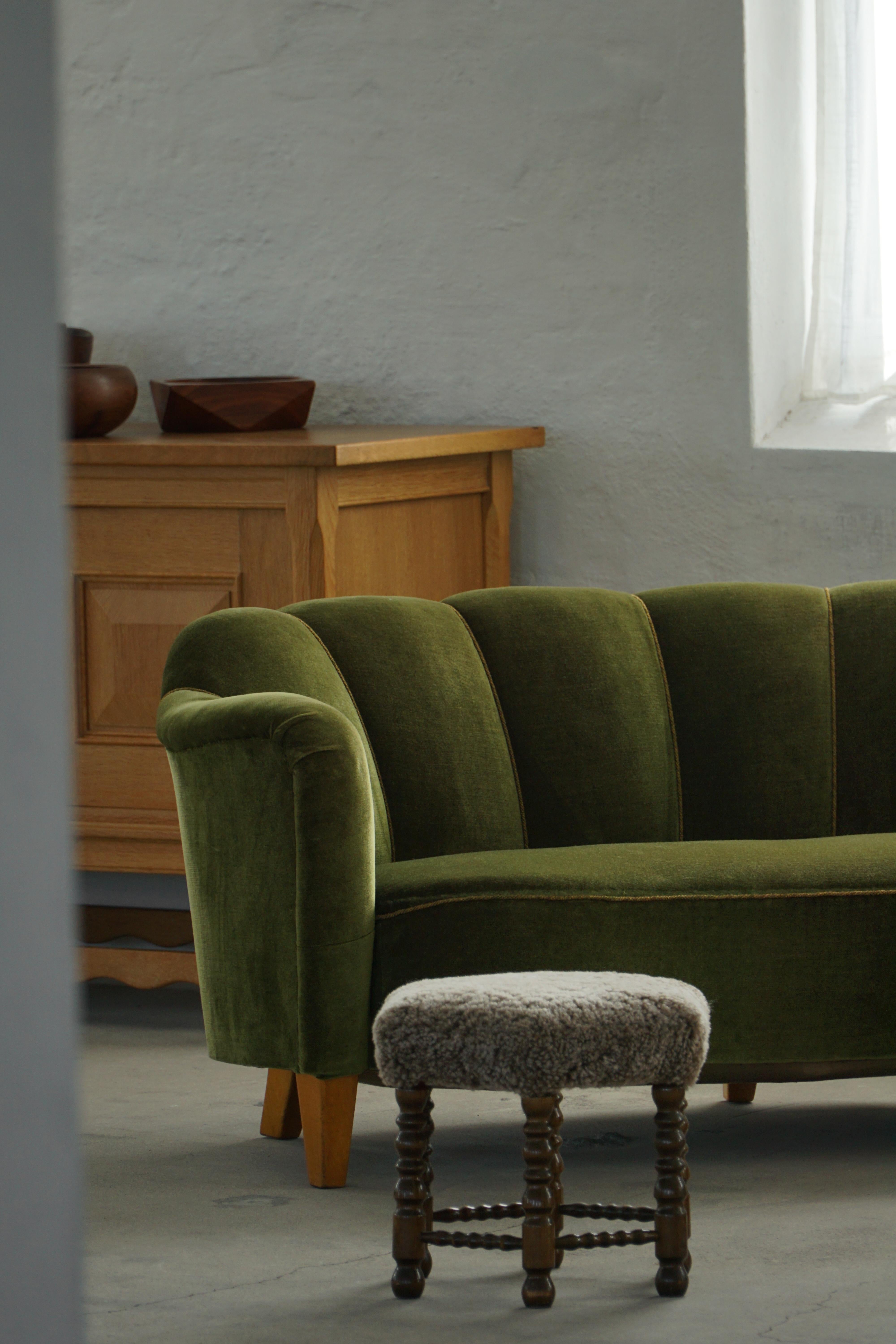Curved Art Deco Sofa in Green Velour, Swedish Modern, 1940s in vendita 3