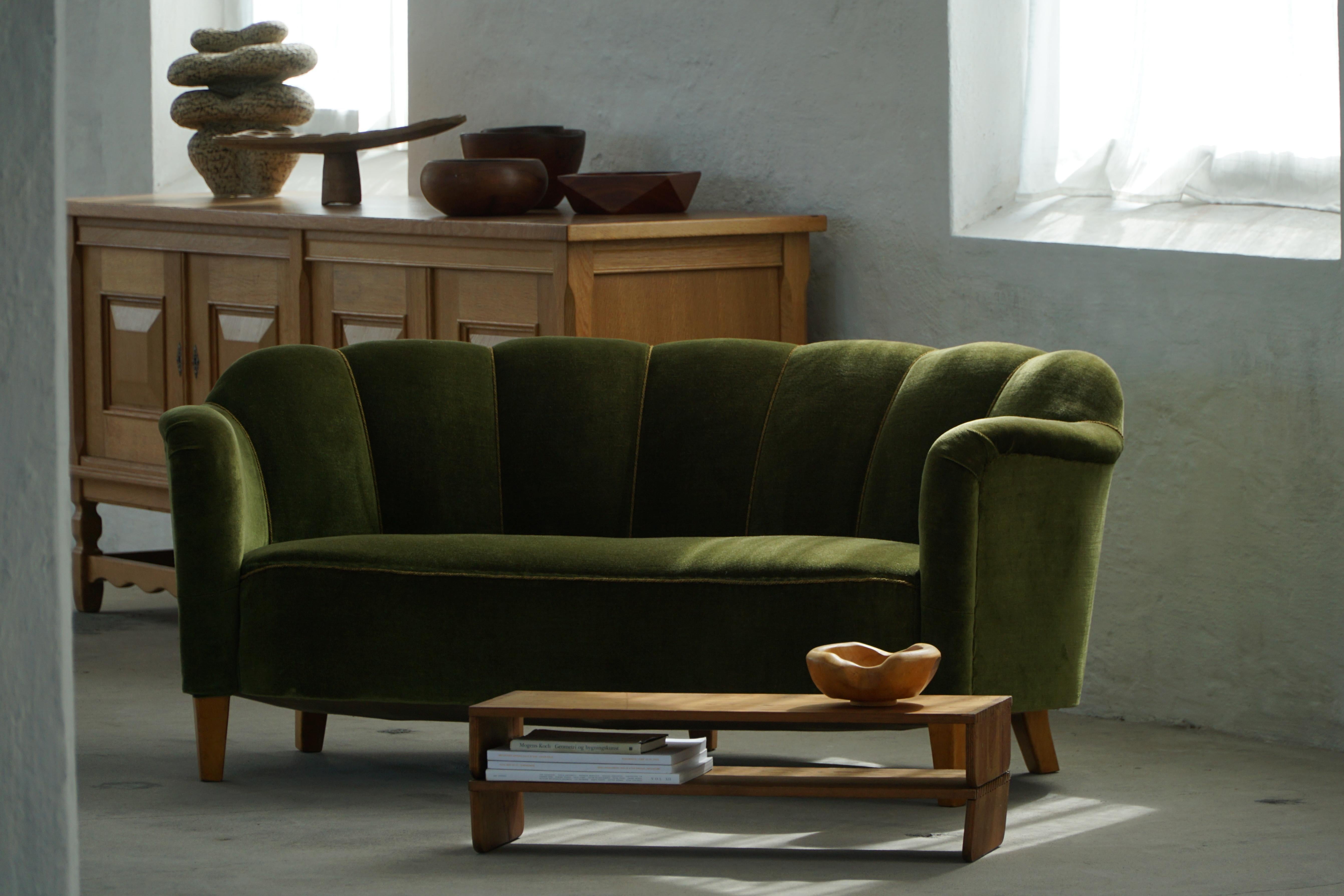 Curved Art Deco Sofa in Green Velour, Swedish Modern, 1940s in vendita 4