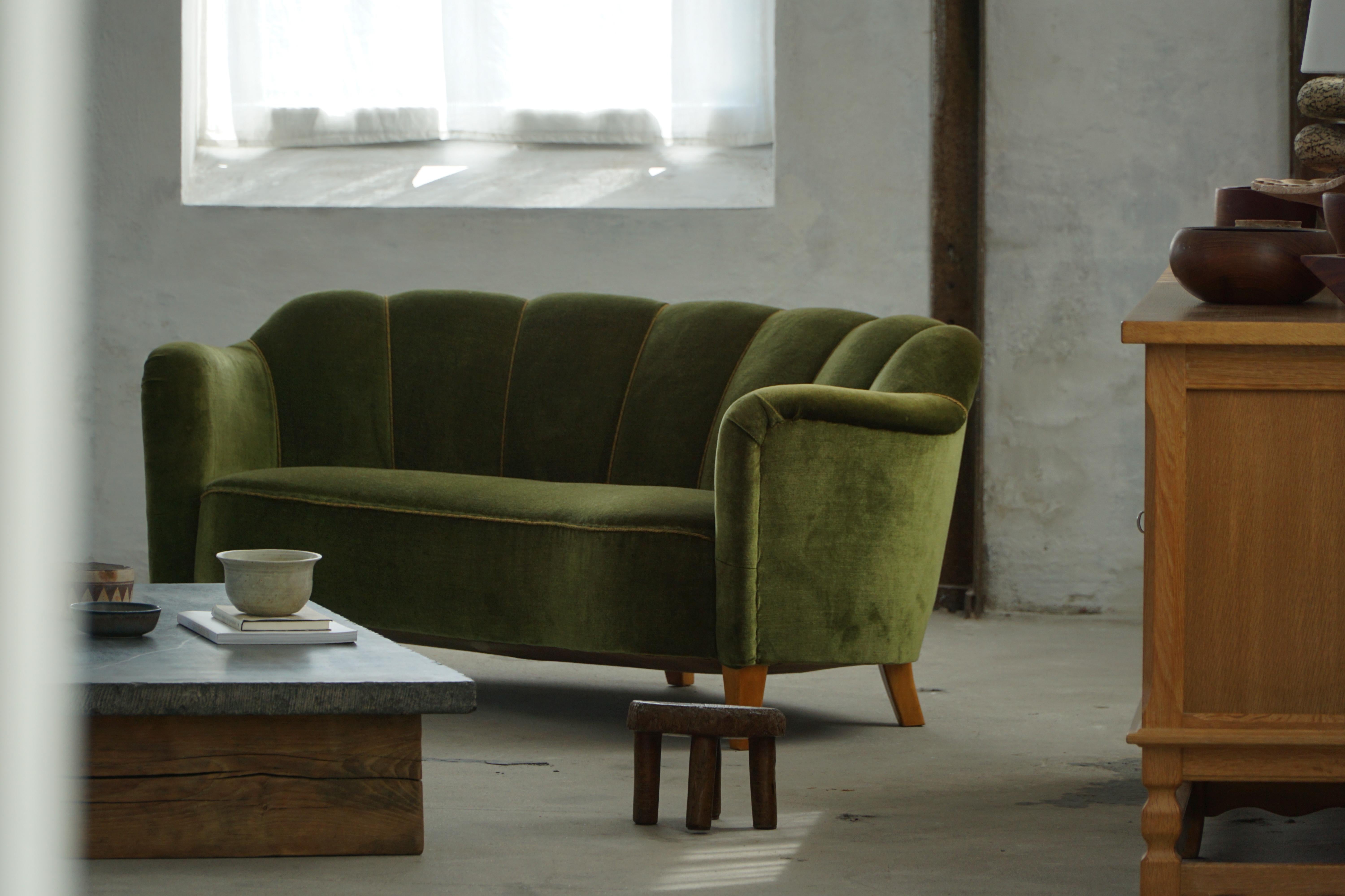 Curved Art Deco Sofa in Green Velour, Swedish Modern, 1940s in vendita 5