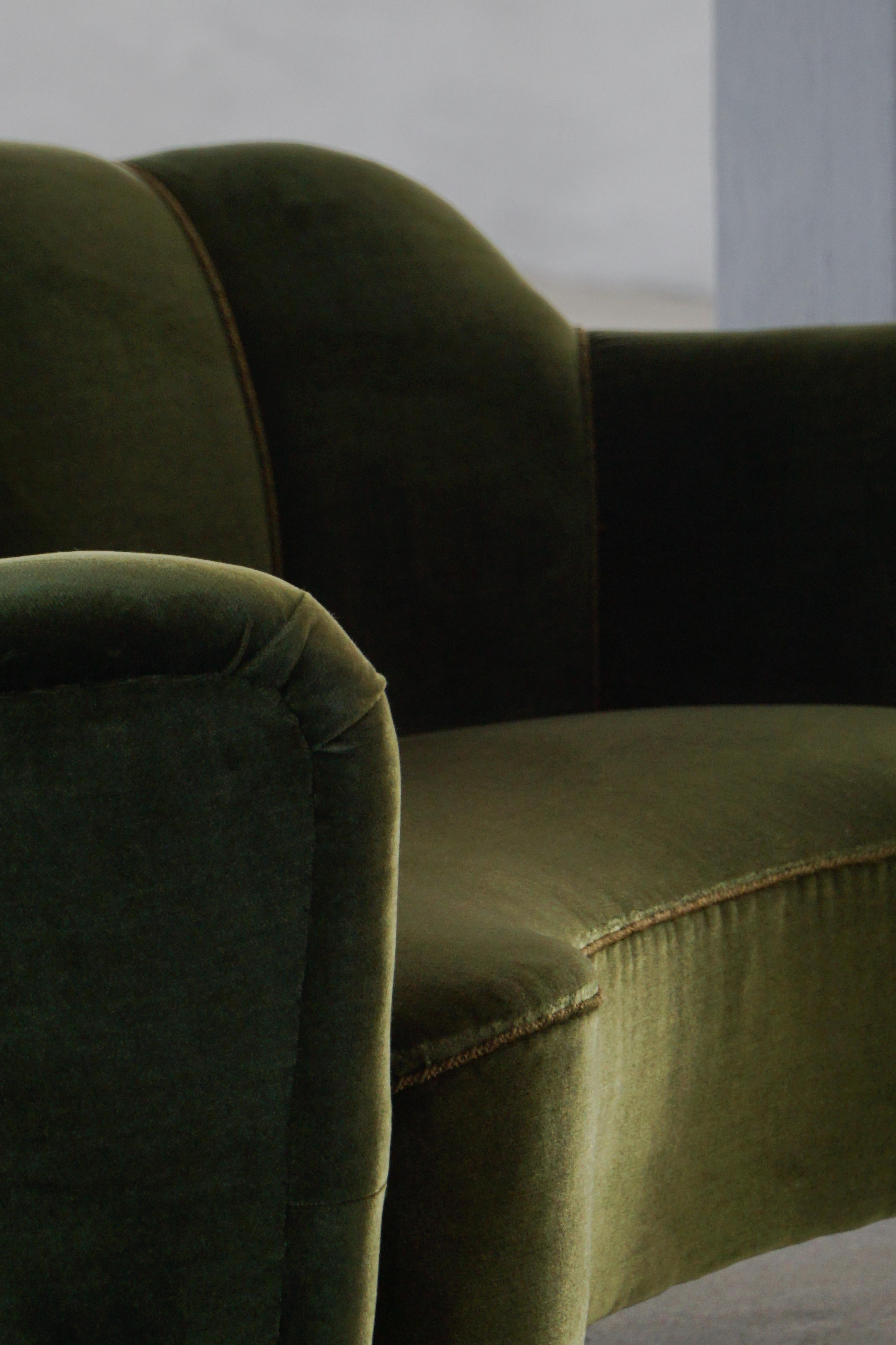 Scandinavo moderno Curved Art Deco Sofa in Green Velour, Swedish Modern, 1940s in vendita