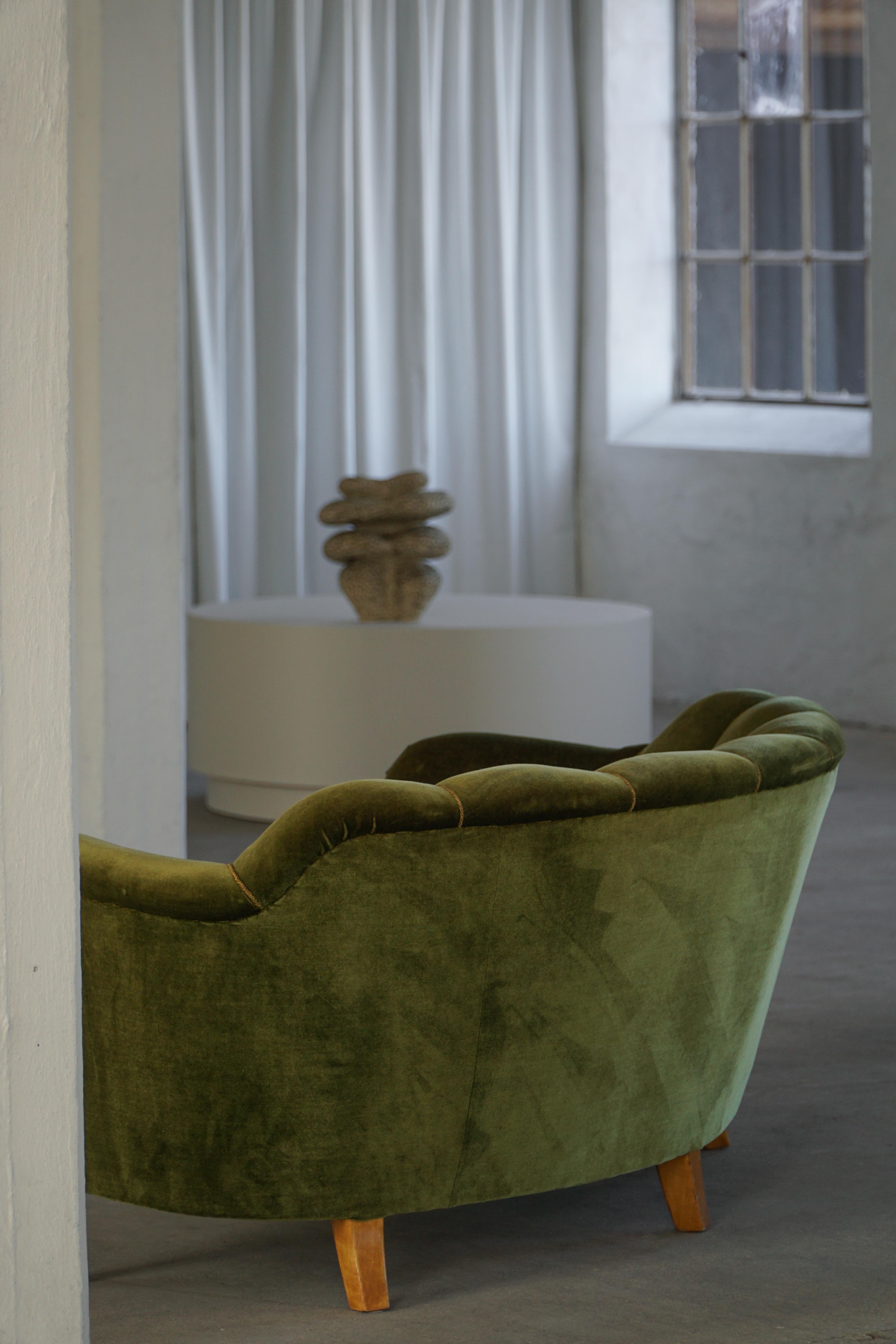 Svedese Curved Art Deco Sofa in Green Velour, Swedish Modern, 1940s in vendita