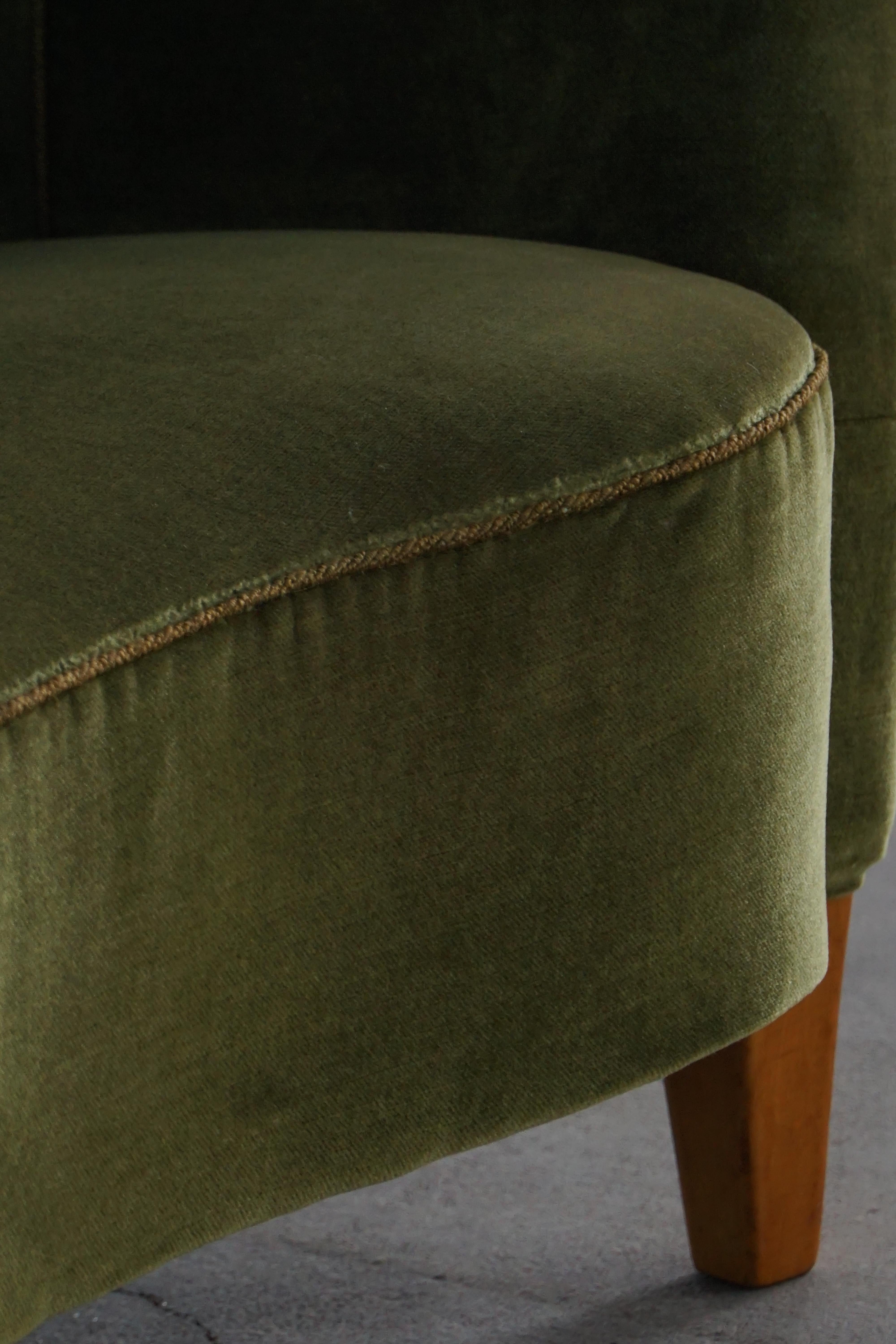 Curved Art Deco Sofa in Green Velour, Swedish Modern, 1940s In condizioni buone in vendita a Odense, DK
