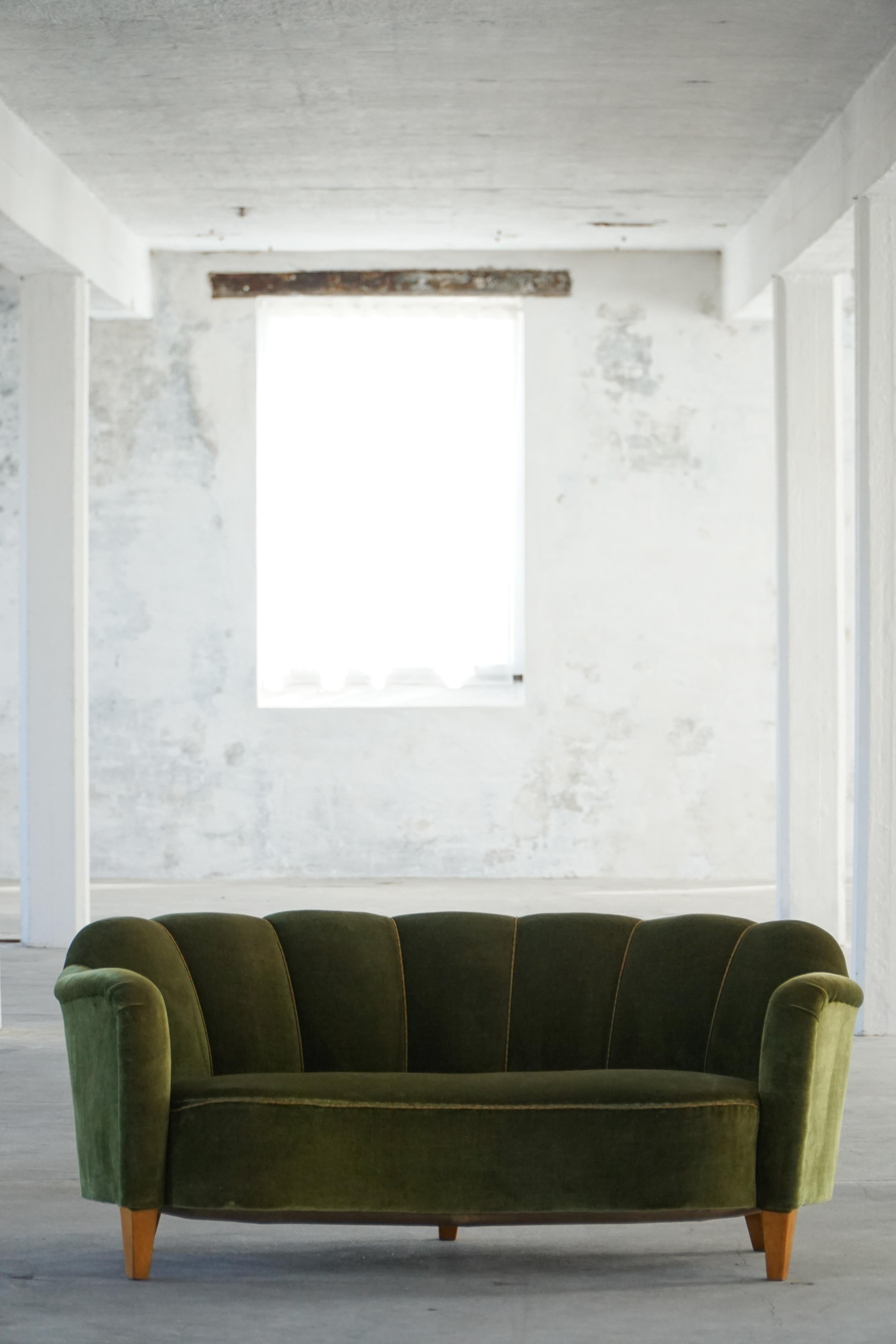 Curved Art Deco Sofa in Green Velour, Swedish Modern, 1940s in vendita 1